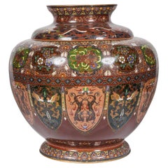 Obra maestra Meiji de Ando Jubei: Un jarrón de cloisonné granate con dragones y fénix