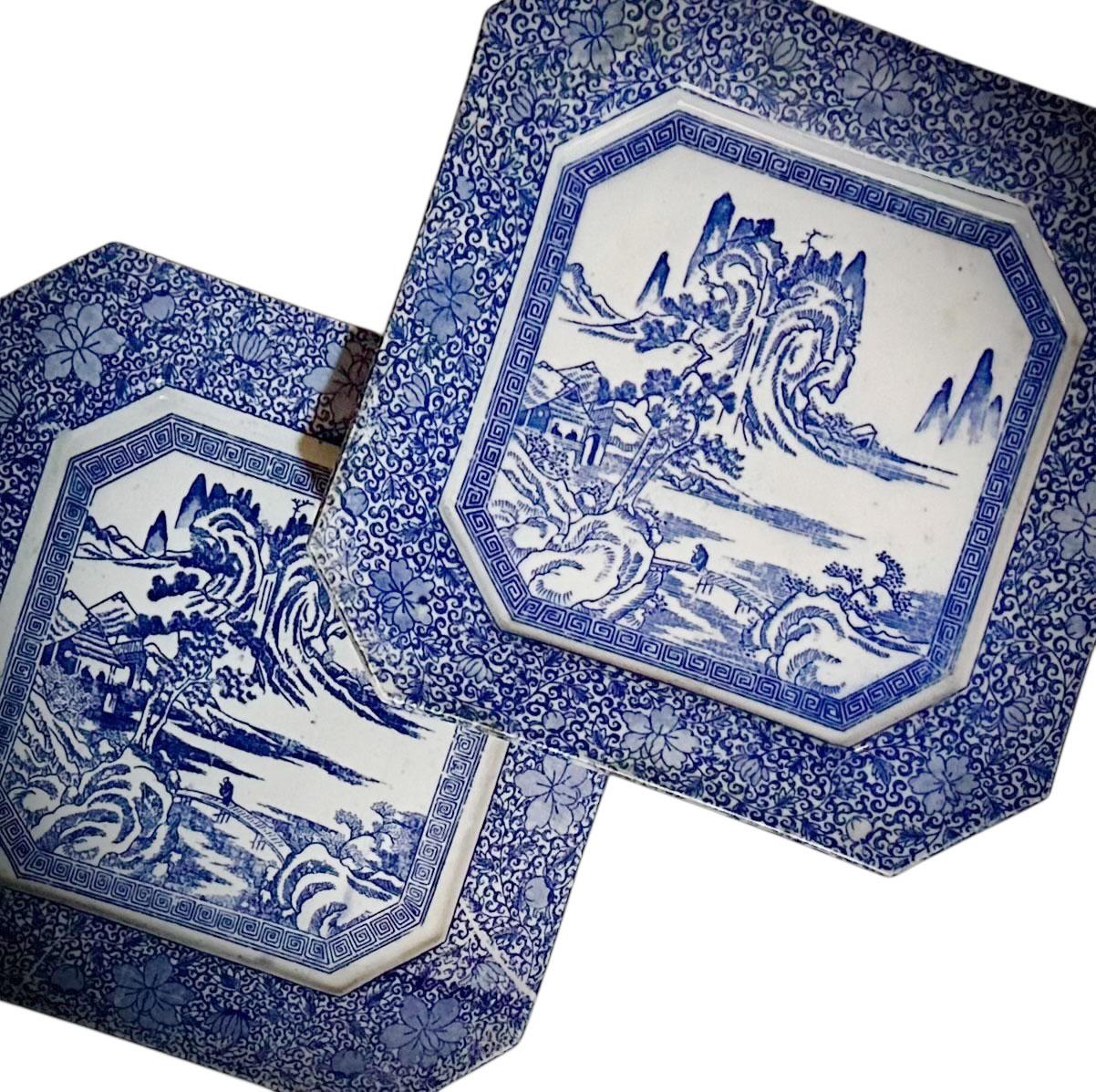 Blaue und weiße japanische Teller mit geschnittenen Ecken aus der Meiji-Zeit (Japanisch) im Angebot