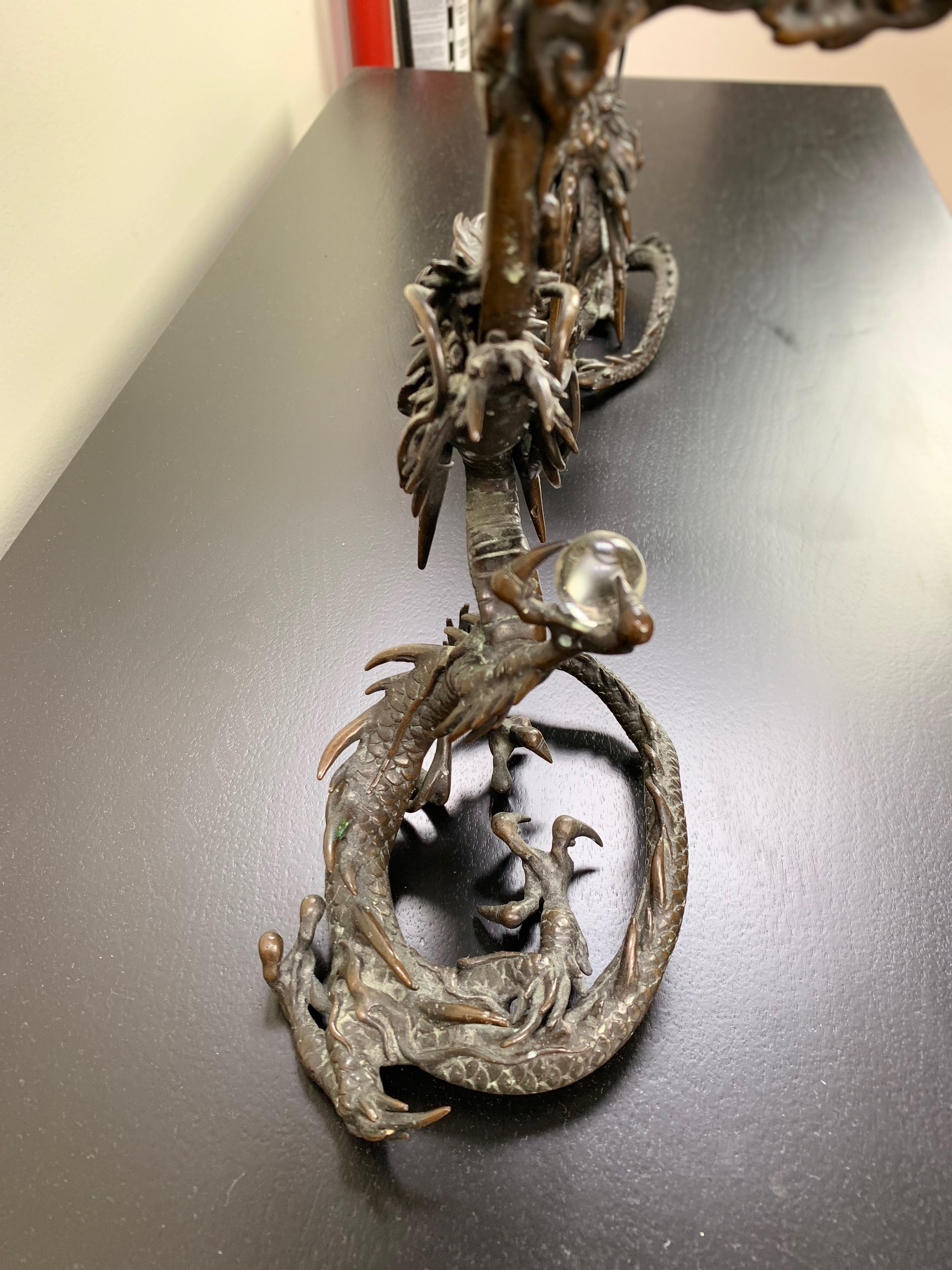 Candelabro a forma di drago in bronzo del periodo Meiji a coppia in vendita 2