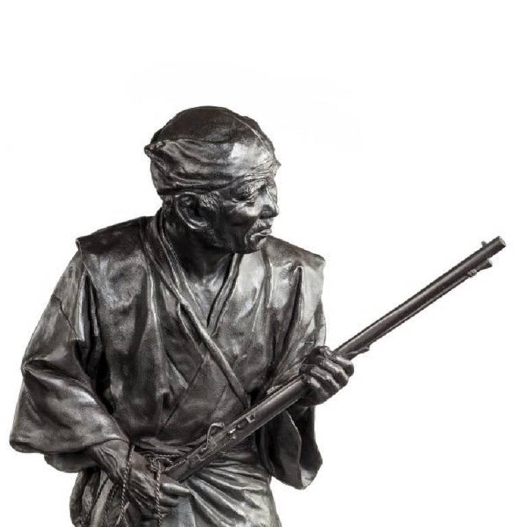 Japonais Bronze d'un chasseur portant un fusil:: période Meiji en vente