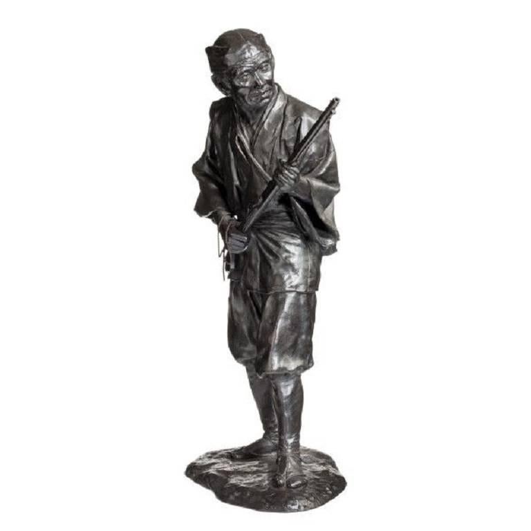 Bronze d'un chasseur portant un fusil:: période Meiji Bon état - En vente à Lymington, Hampshire