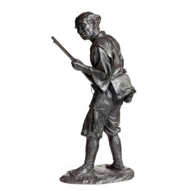 Bronze eines Jagdmanns aus der Meiji-Periode mit einem Gewehr im Angebot 1