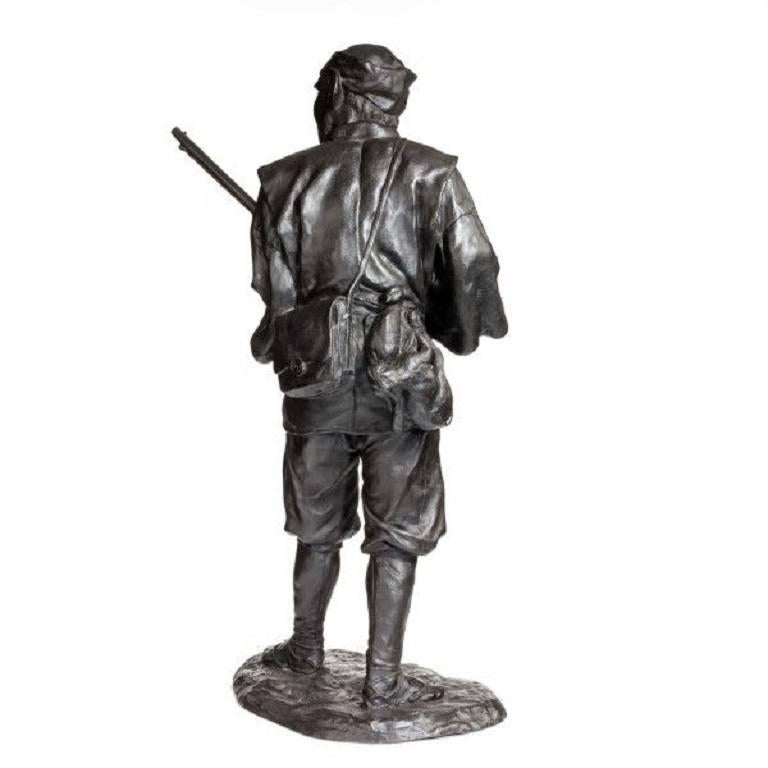 Bronze d'un chasseur portant un fusil:: période Meiji en vente 2