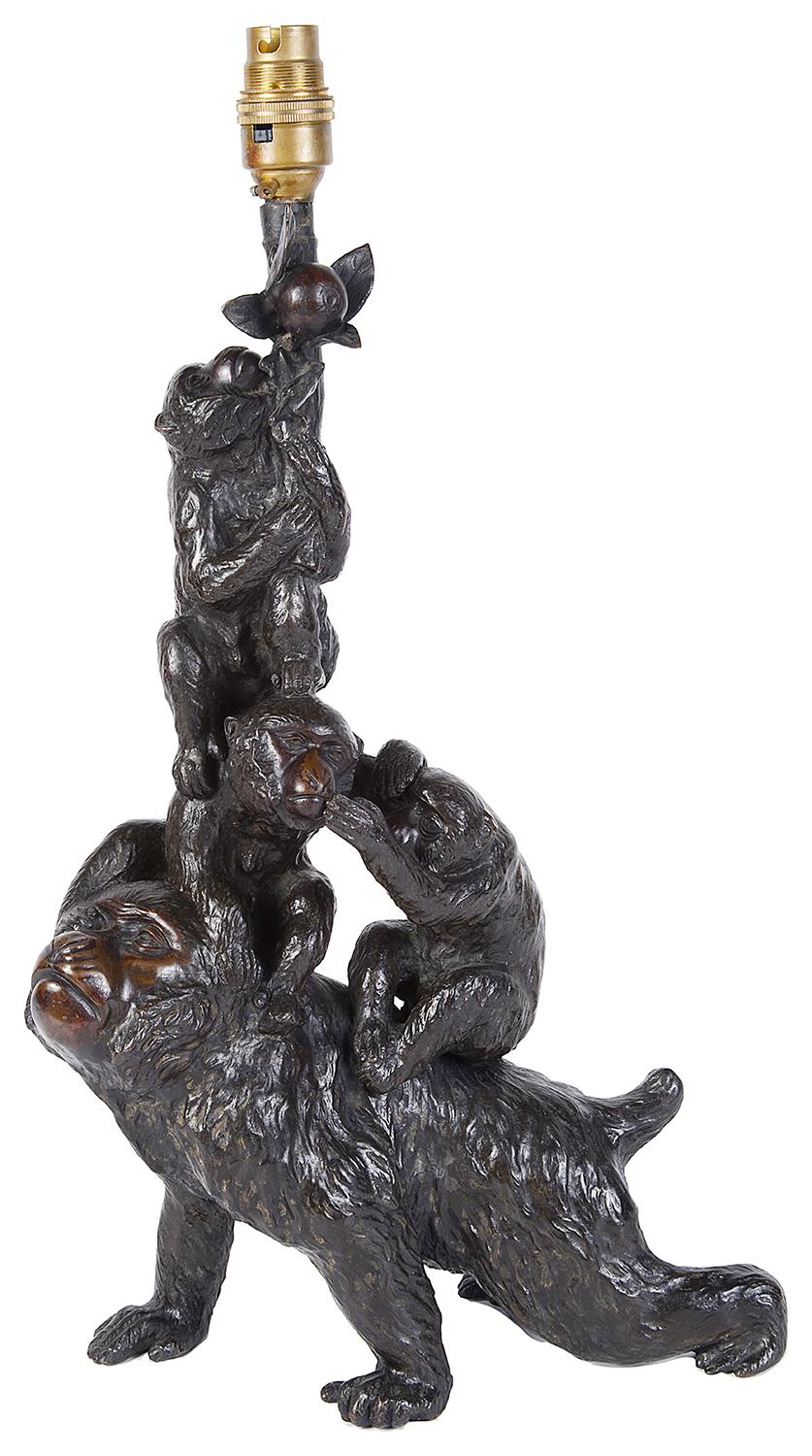 Eine hochwertige Bronzestudie aus der Meiji-Zeit (1868-1912) mit spielenden Affen.
Umgewandelt in eine Lampe.