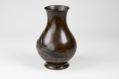 Vase en bronze de la période Meiji avec motif de lapin