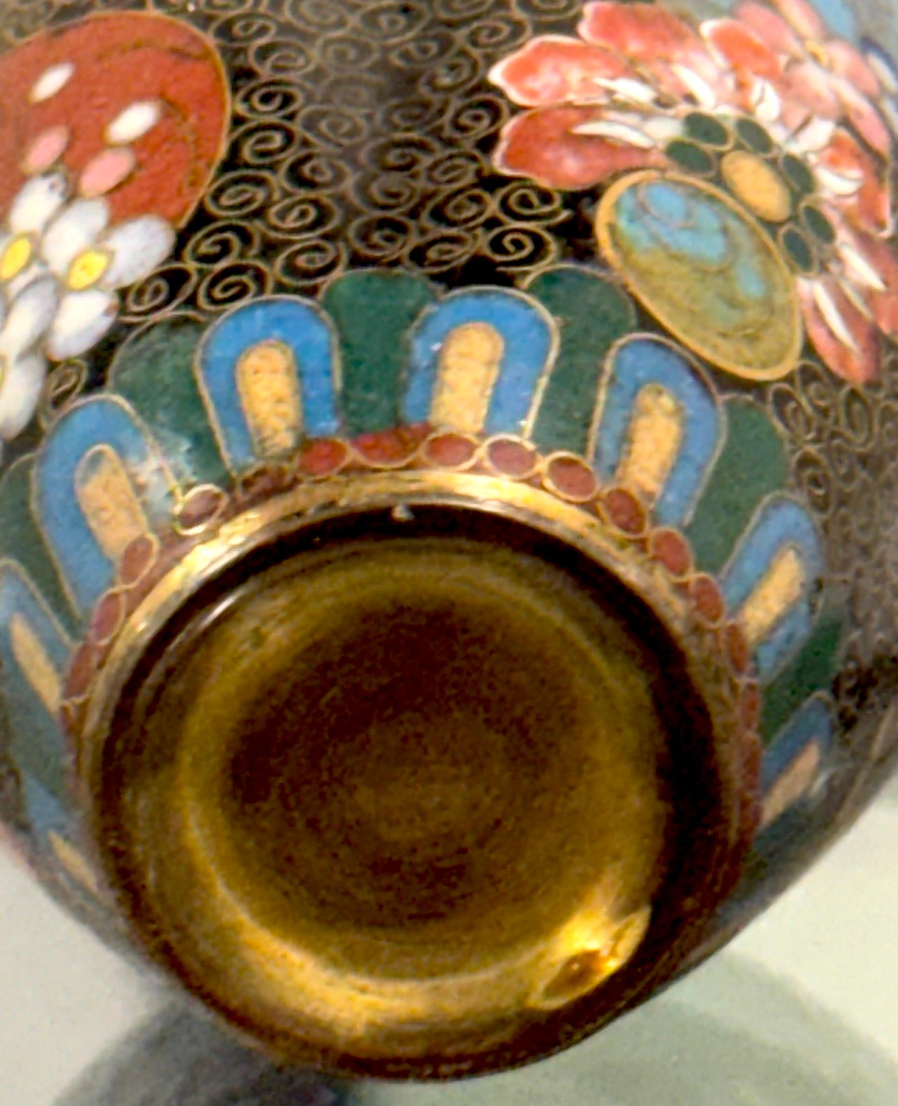 Vase de cabinet bulbeux en cloisonné de la période Meiji en vente 3