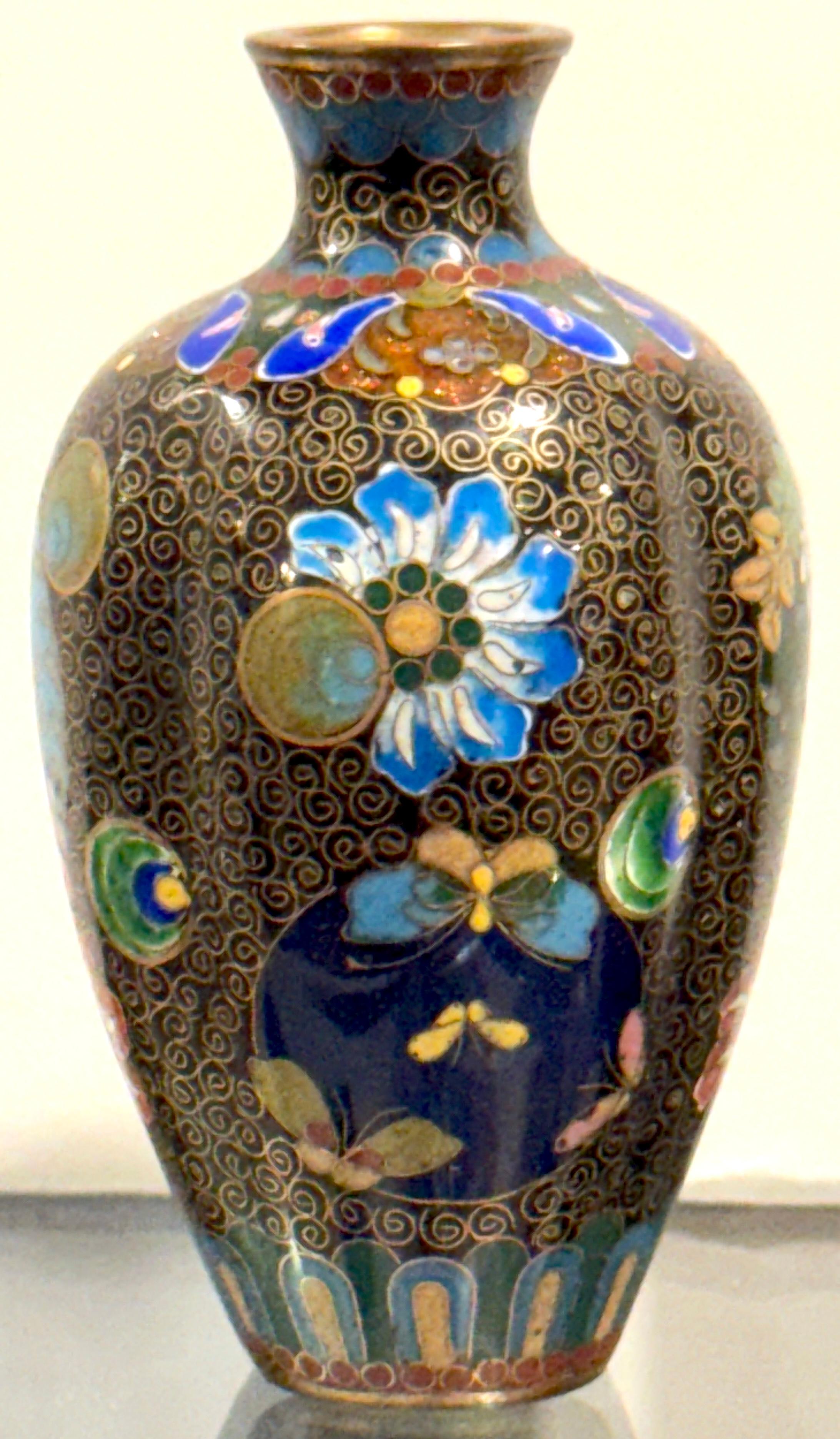 Vase de cabinet en émail cloisonné japonais de la période Meiji, vers 1880

Vase de cabinet japonais cloisonné de la période Meiji, datant de la fin du 19e siècle et finement détaillé. D'une hauteur de 4 pouces, d'un diamètre de 2 pouces à son point