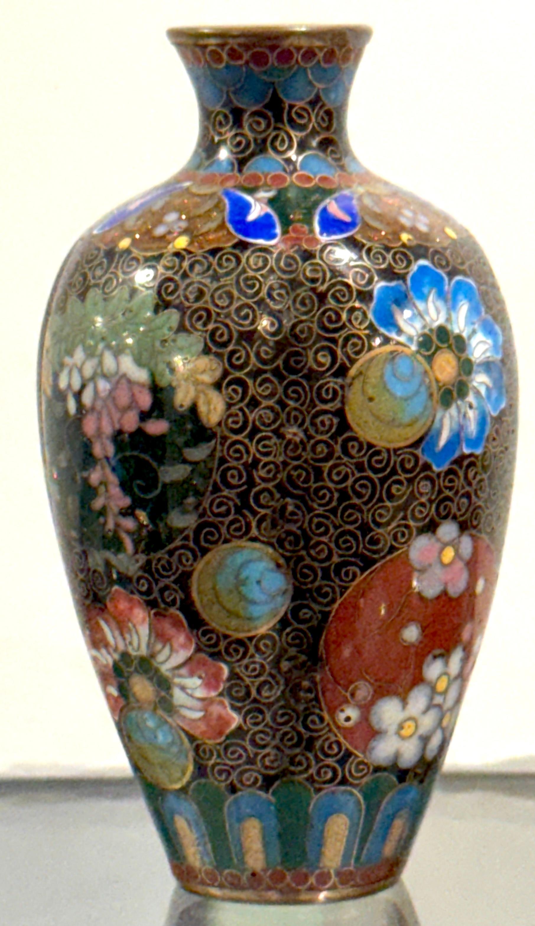 Japonais Vase de cabinet bulbeux en cloisonné de la période Meiji en vente