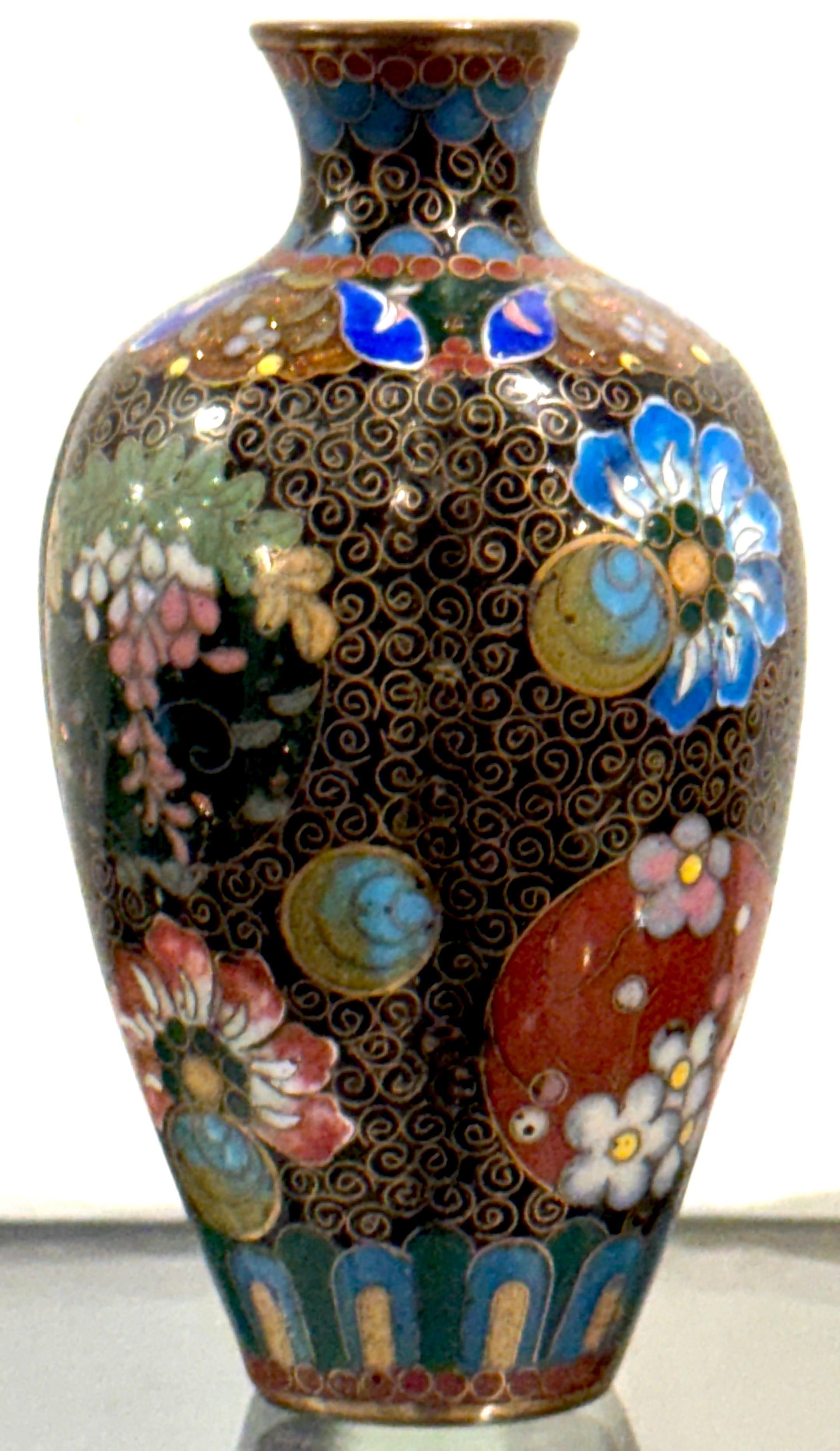 Cloisonné Vase de cabinet bulbeux en cloisonné de la période Meiji en vente