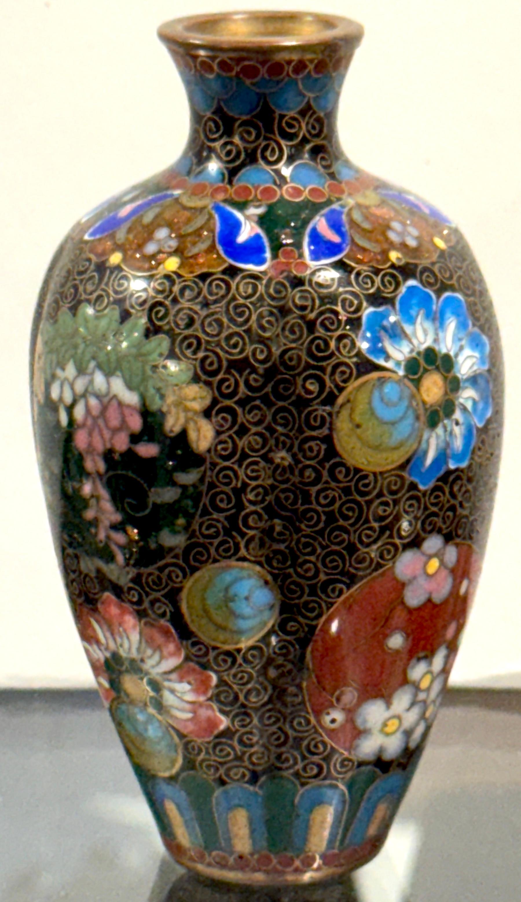 Vase de cabinet bulbeux en cloisonné de la période Meiji Bon état - En vente à West Palm Beach, FL
