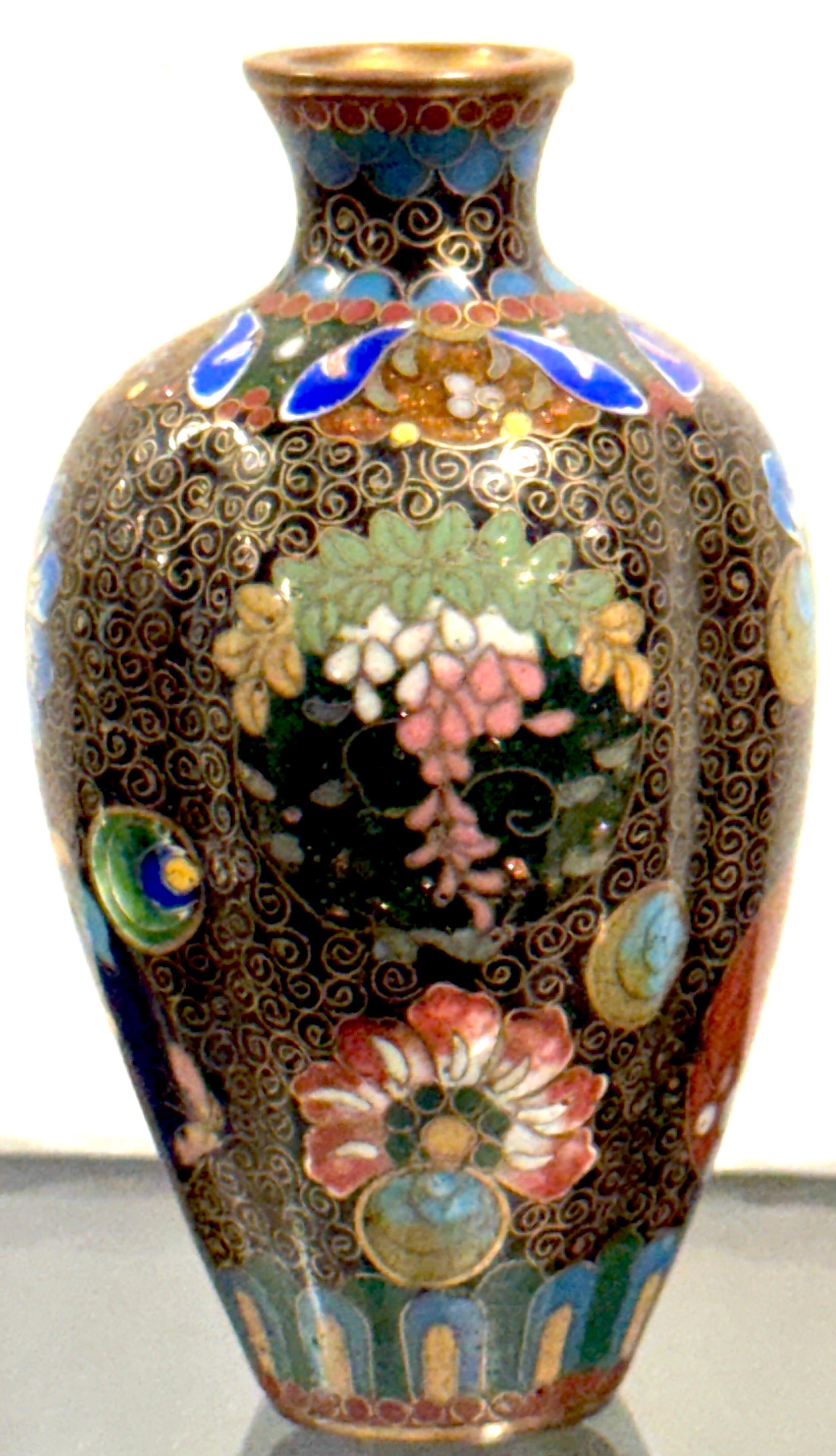 XIXe siècle Vase de cabinet bulbeux en cloisonné de la période Meiji en vente