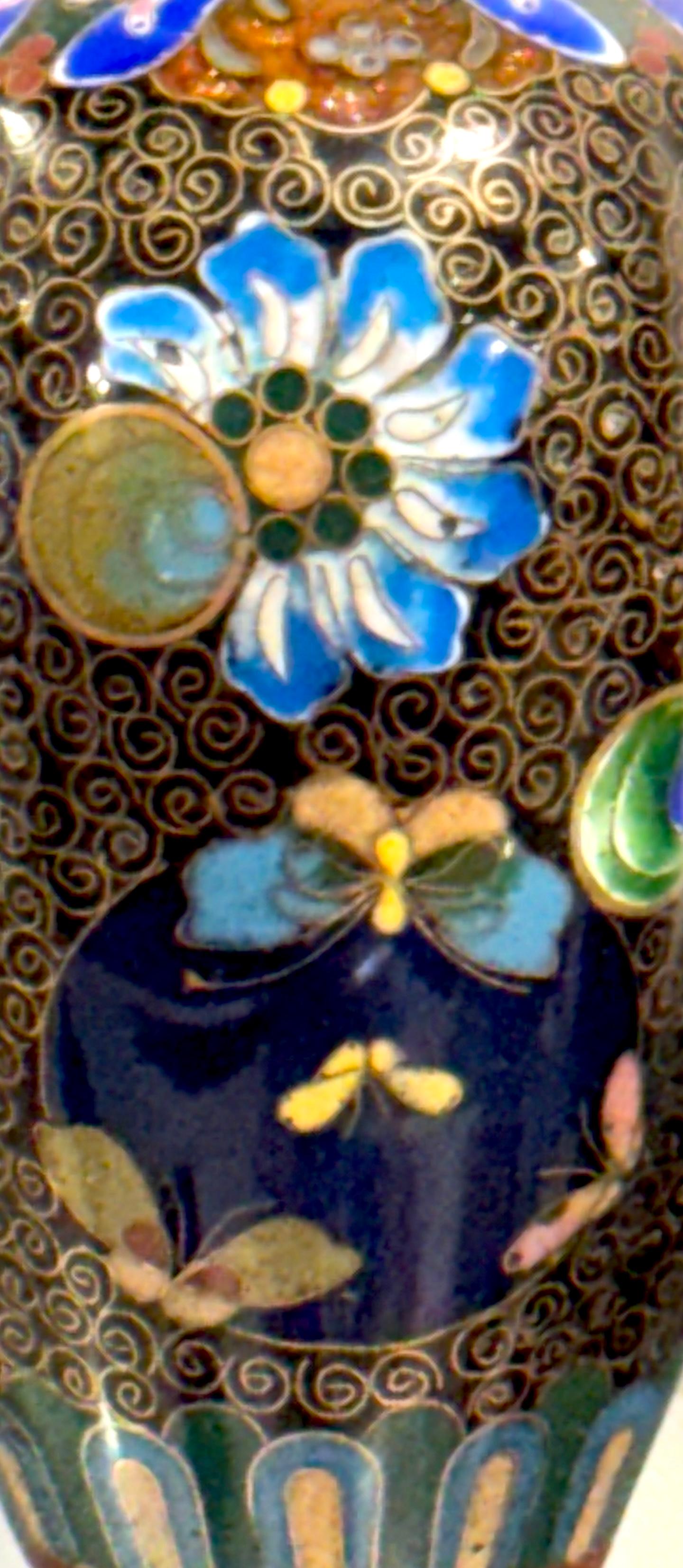 Cuivre Vase de cabinet bulbeux en cloisonné de la période Meiji en vente