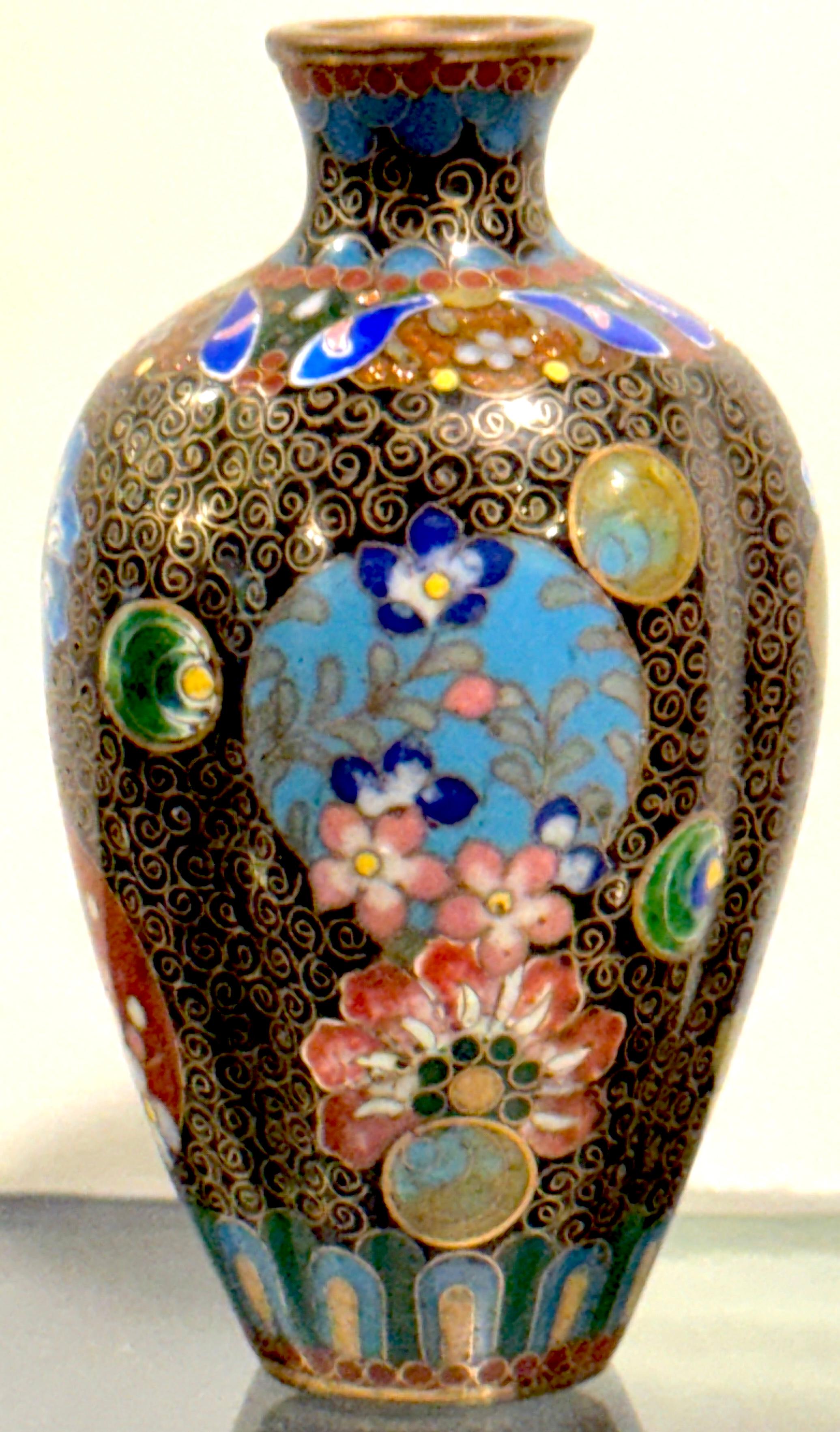 Vase de cabinet bulbeux en cloisonné de la période Meiji en vente 1