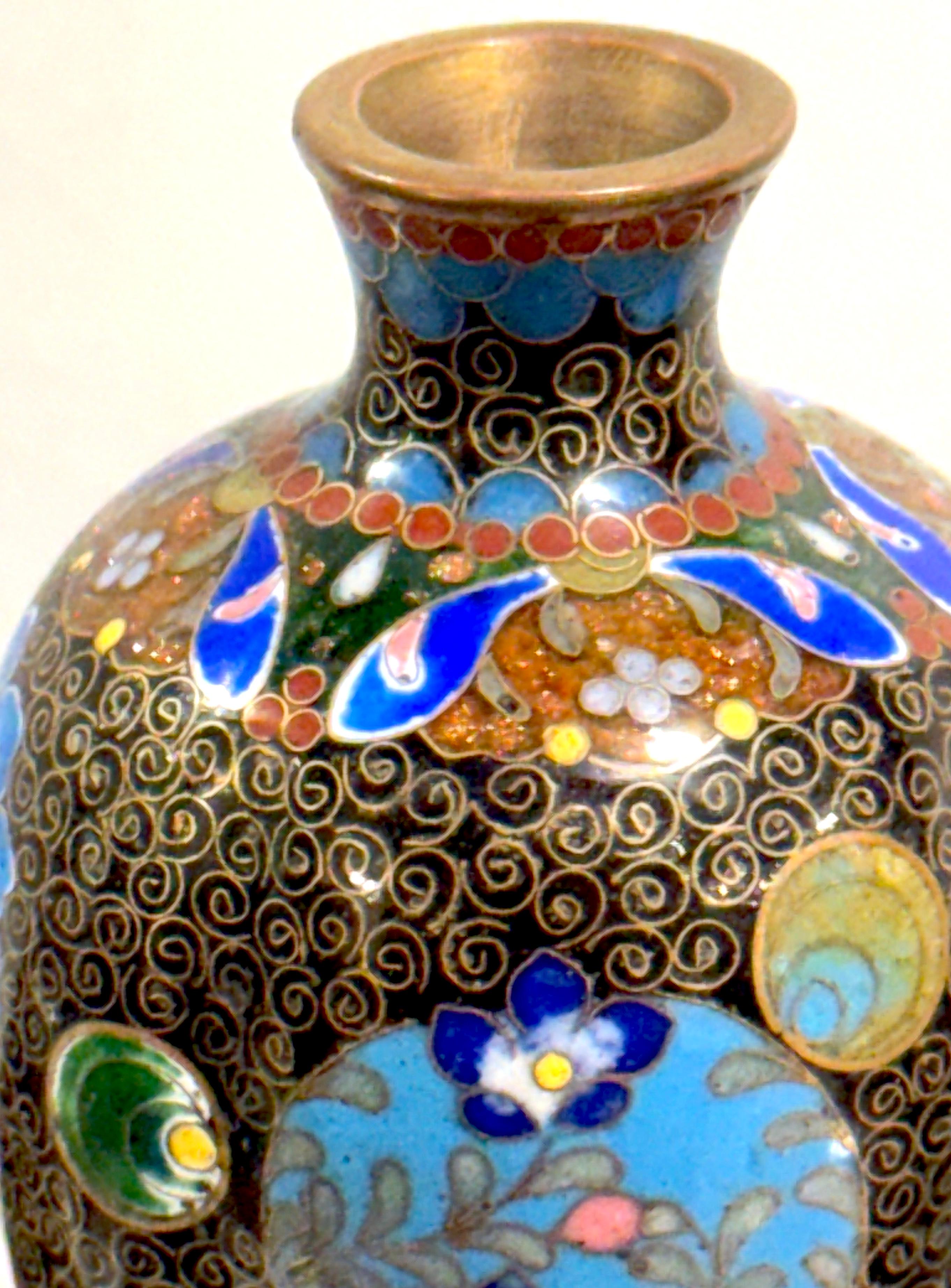 Vase de cabinet bulbeux en cloisonné de la période Meiji en vente 2