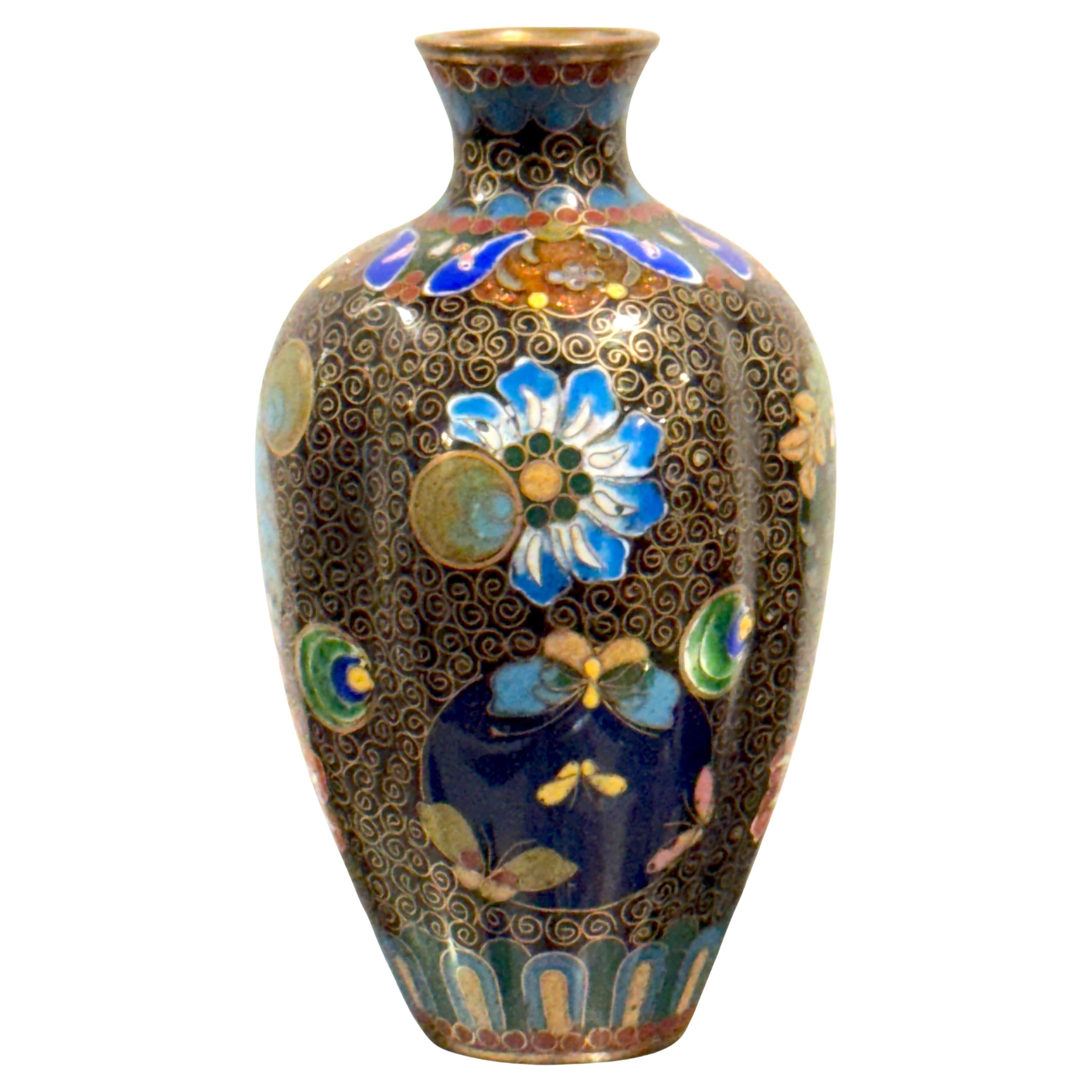 Vaso da armadio bulboso in cloisonne del periodo Meiji