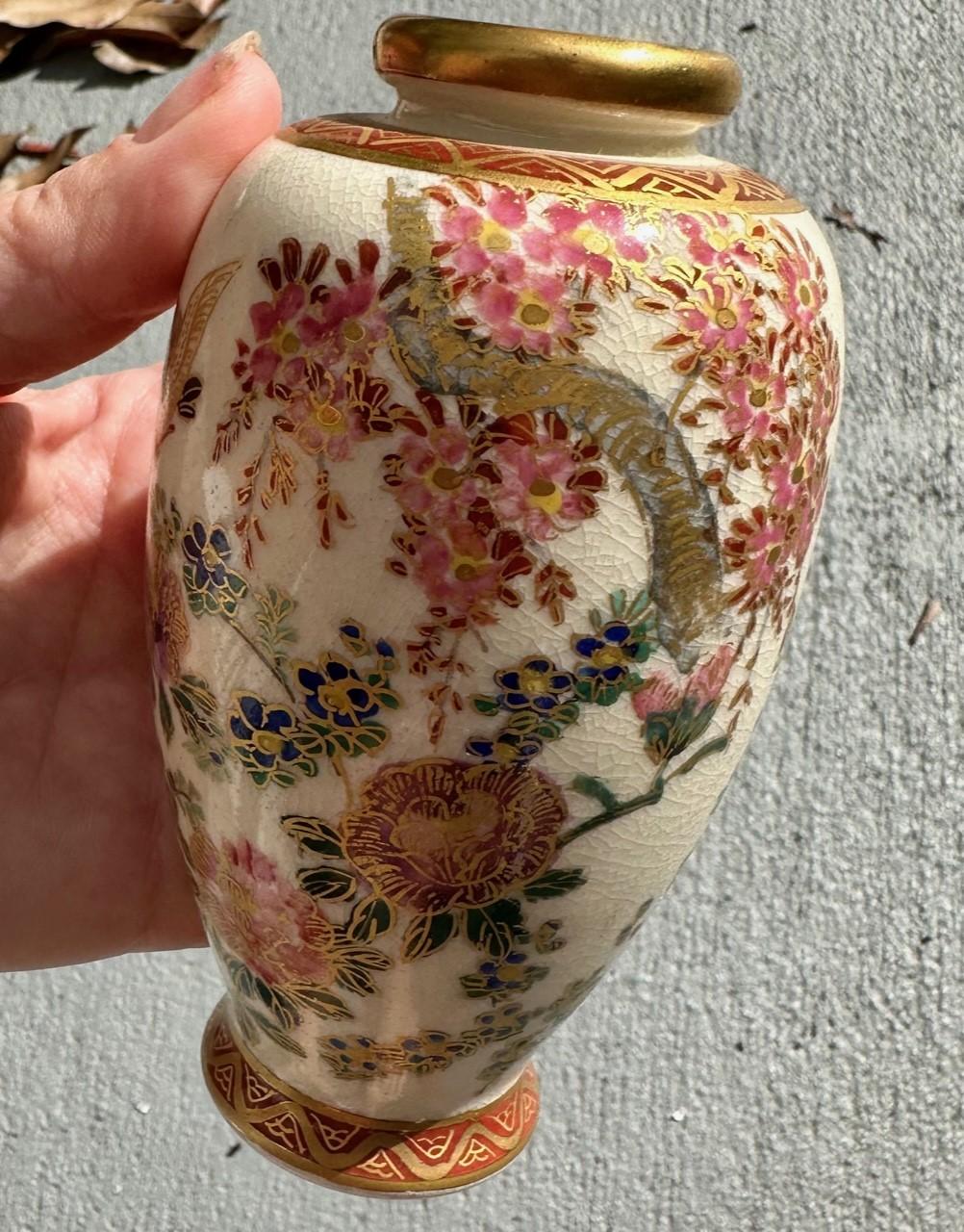 Peint à la main Petit vase balustre Satsuma de la période Meiji. en vente