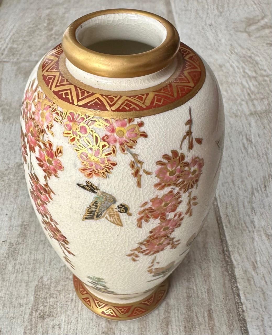 20ième siècle Petit vase balustre Satsuma de la période Meiji. en vente