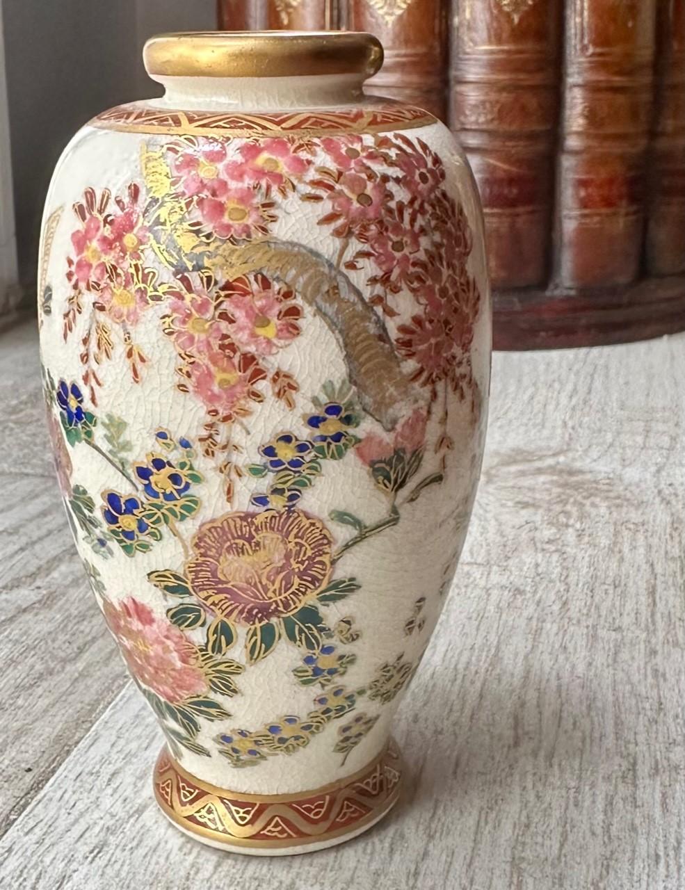 Petit vase balustre Satsuma de la période Meiji. en vente 1