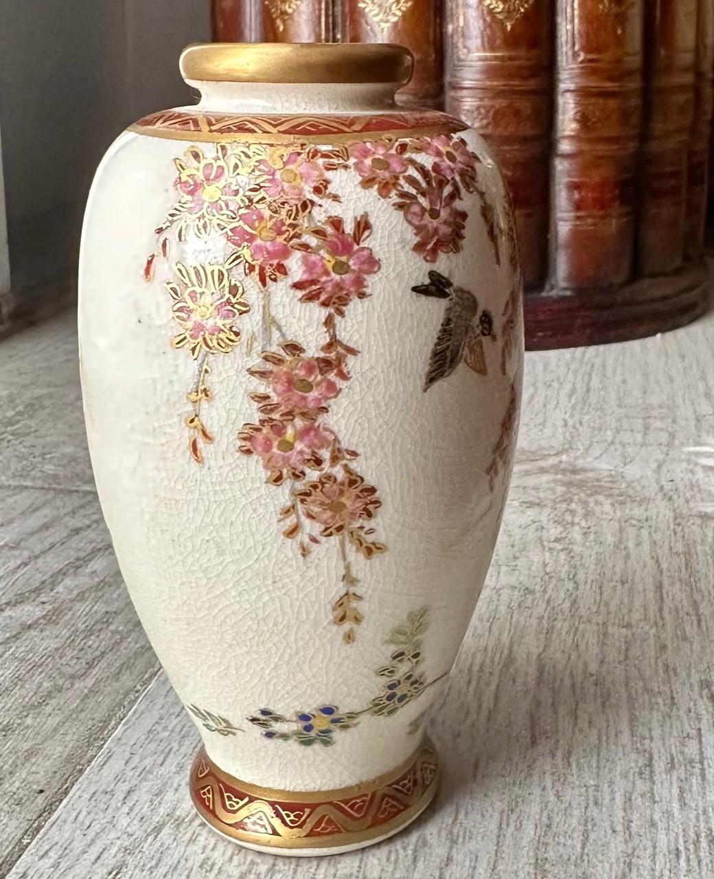 Petit vase balustre Satsuma de la période Meiji. en vente 2