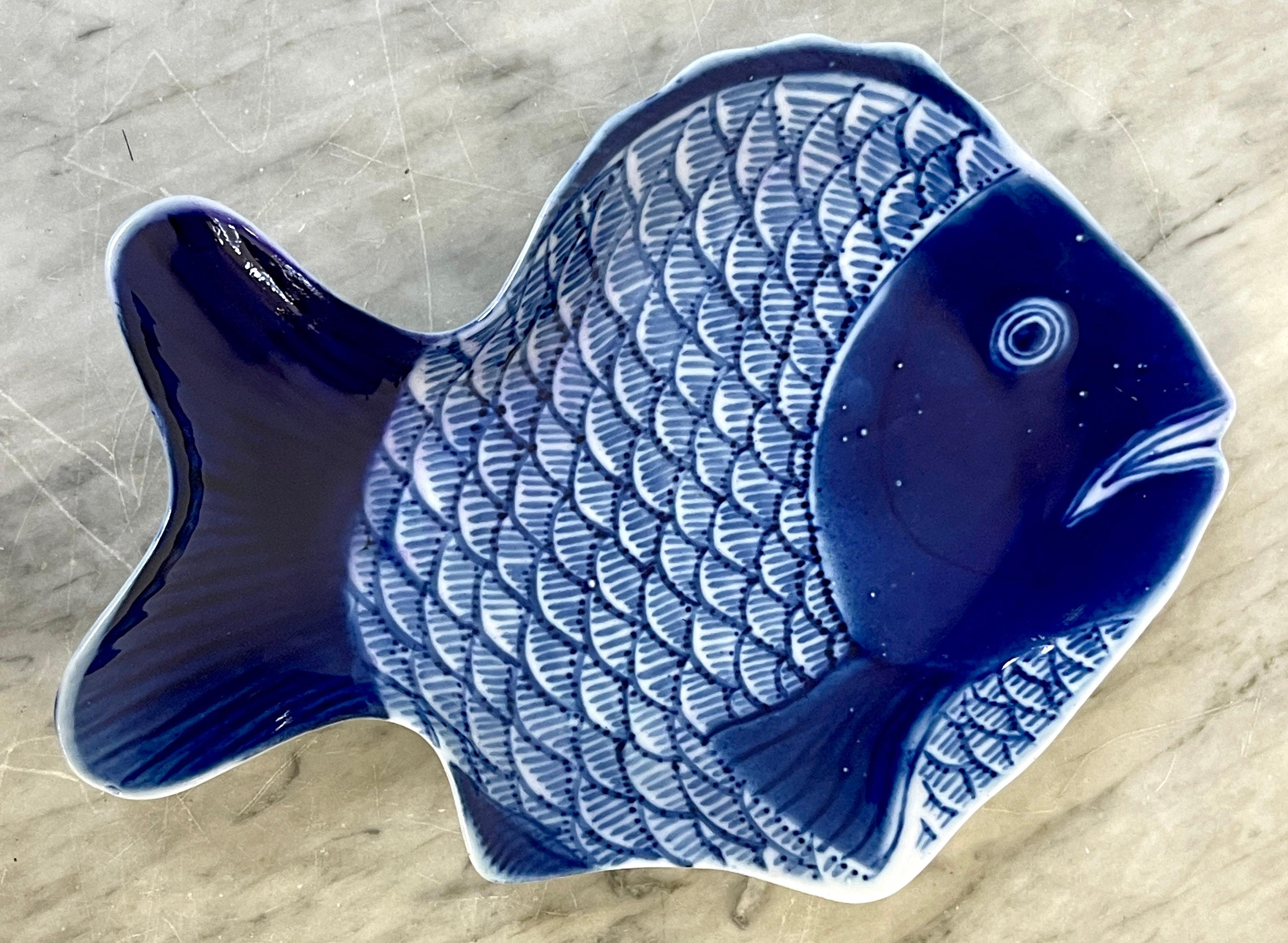 Platos de Pescado Azul y Blanco Fukagawa del Periodo Meiji, 2 Disponibles en venta 9