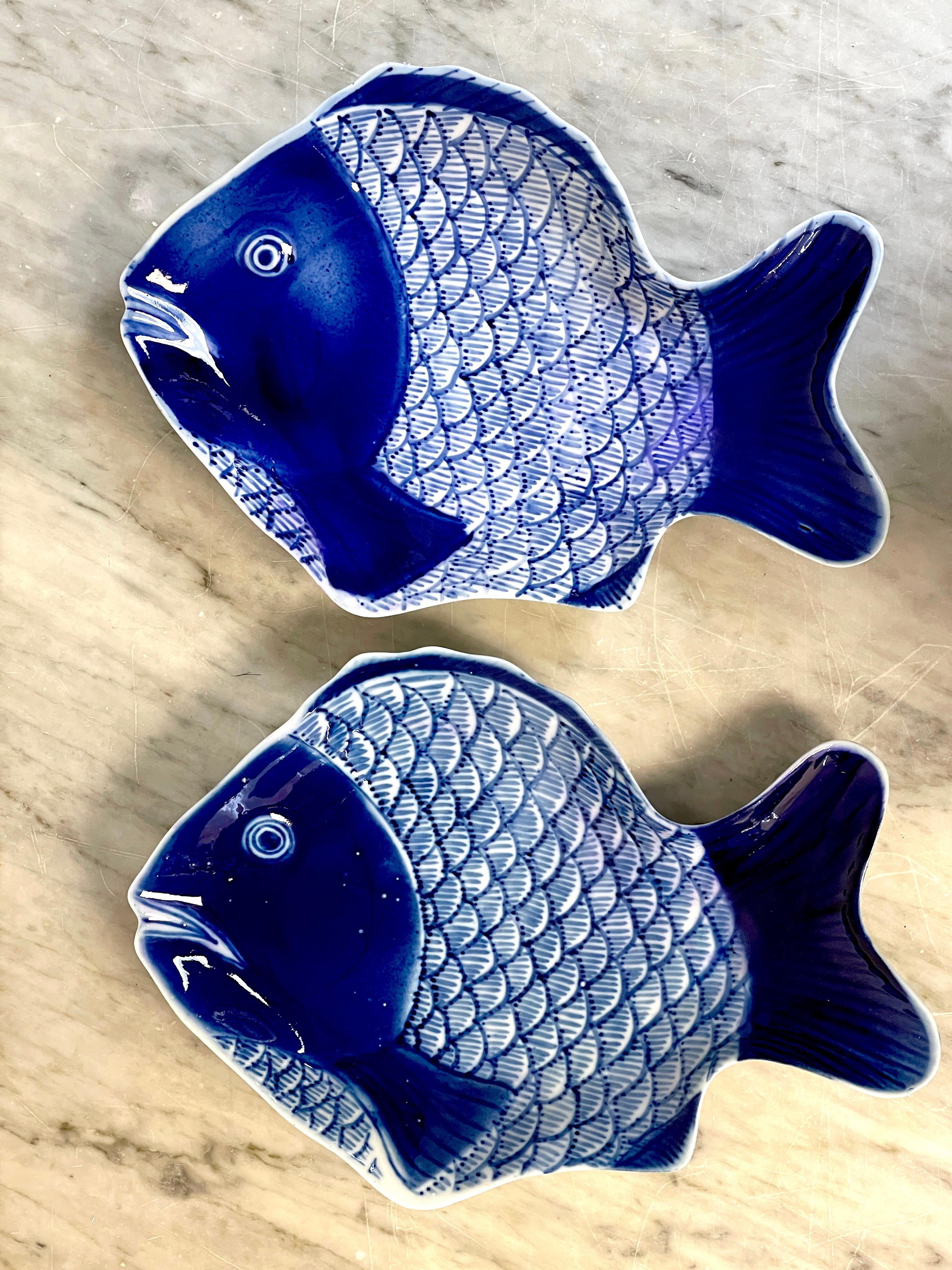 Assiettes à poisson bleu et blanc de la période Meiji de Fukagawa, 2 disponibles 
Japon Circa 1900s
Offrant deux Fukagawa similaires (attribués) décorés de façon réaliste par la peinture à la main et l'émail bleu cobalt. Avec des dos décorés, non