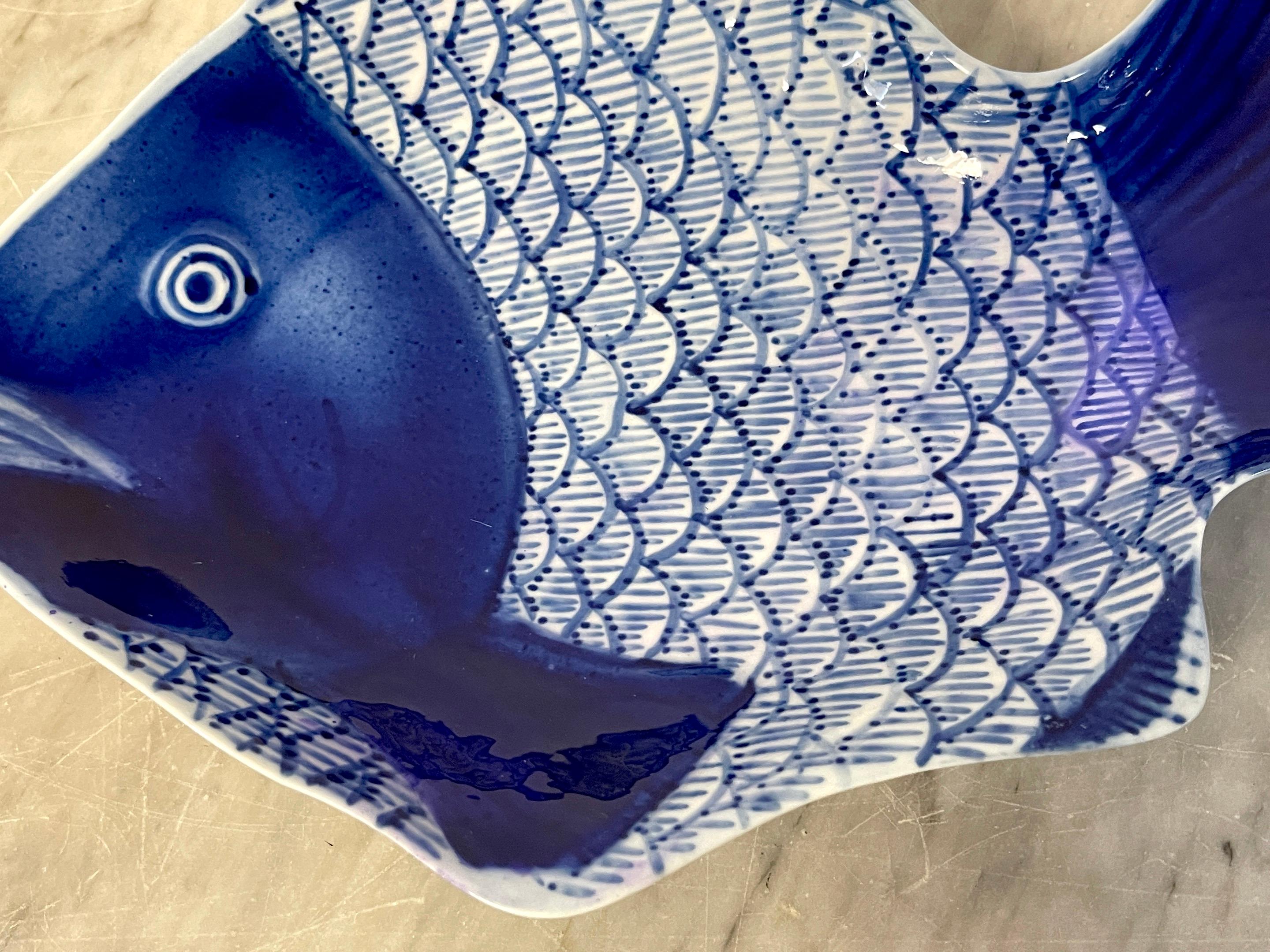 Platos de Pescado Azul y Blanco Fukagawa del Periodo Meiji, 2 Disponibles Porcelana en venta