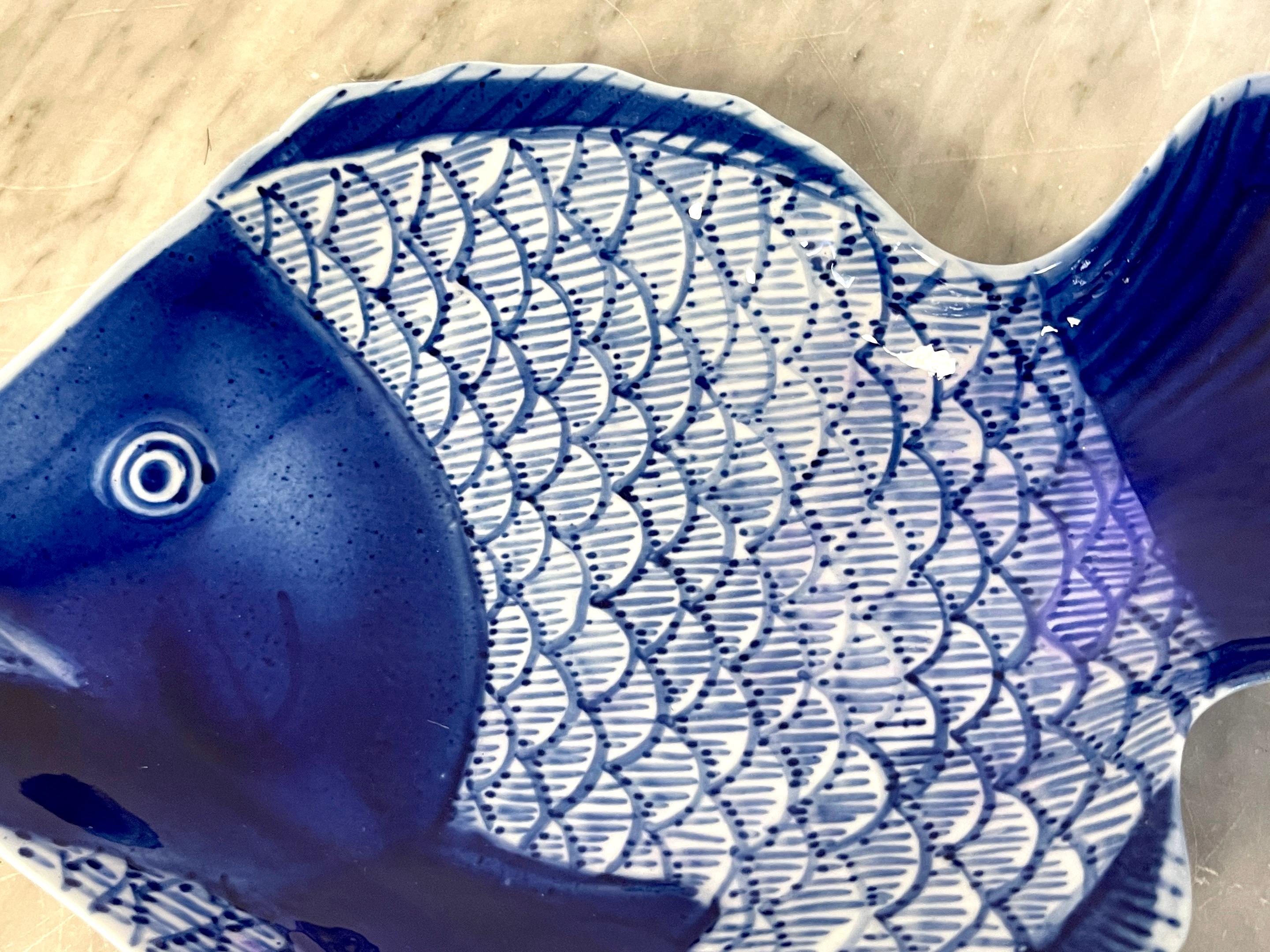 Assiettes à poisson bleues et blanches de la période Meiji de Fukagawa, 2 disponibles en vente 1