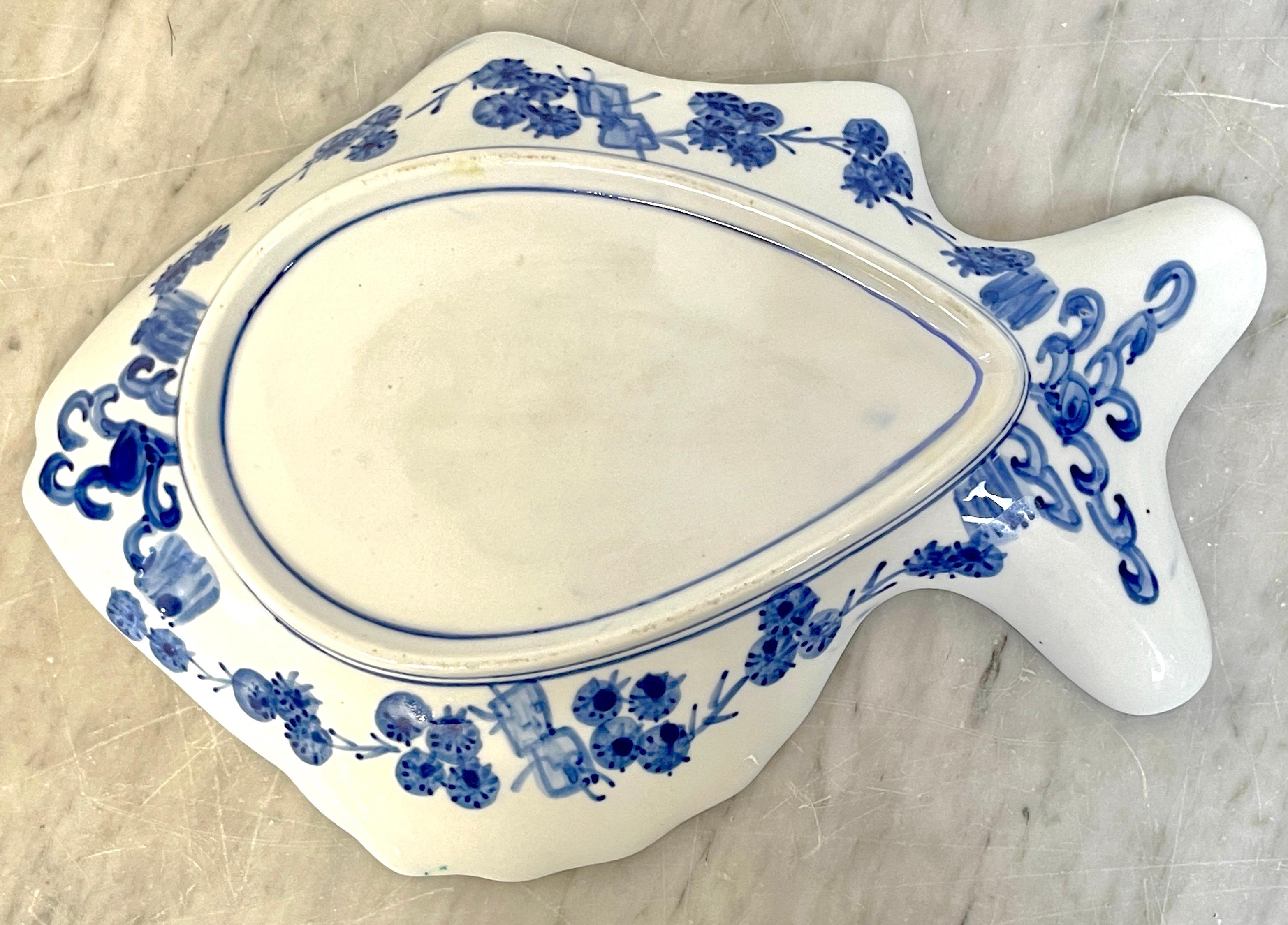 Assiettes à poisson bleues et blanches de la période Meiji de Fukagawa, 2 disponibles en vente 2