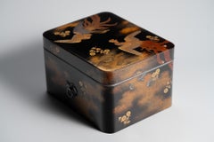 Suzuribako aus der Meiji-Zeit mit Maki-e-Verzierung: Phönix und Chrysantheme