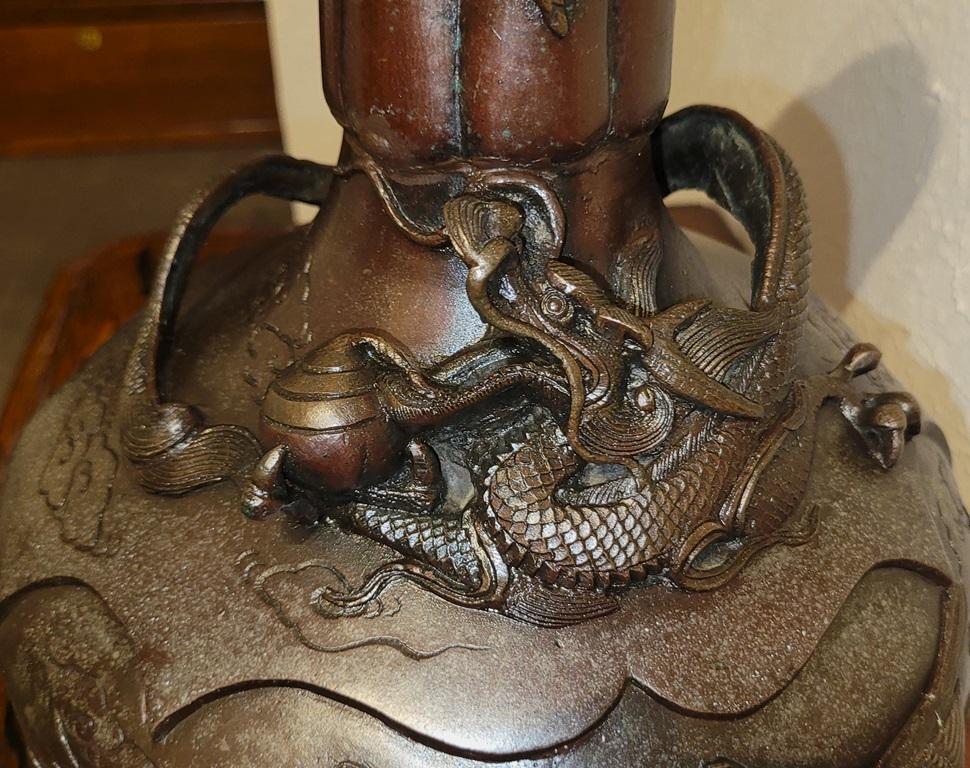 Meiji Period High Quality Japanese Bronze Vase by Yoshida Zo For Sale 9
