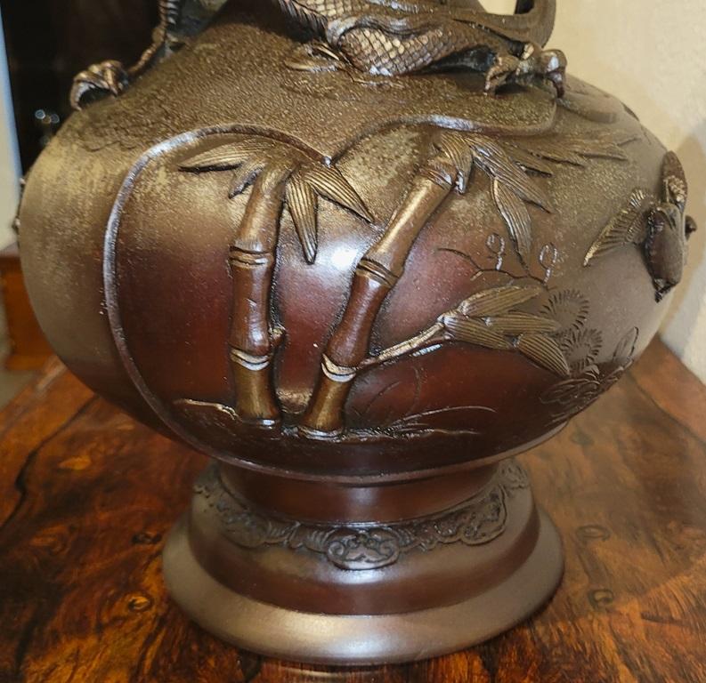 Meiji Period High Quality Japanese Bronze Vase by Yoshida Zo For Sale 2