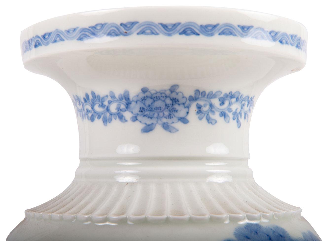 Japonais Vase Hirado bleu et blanc de la période Meiji