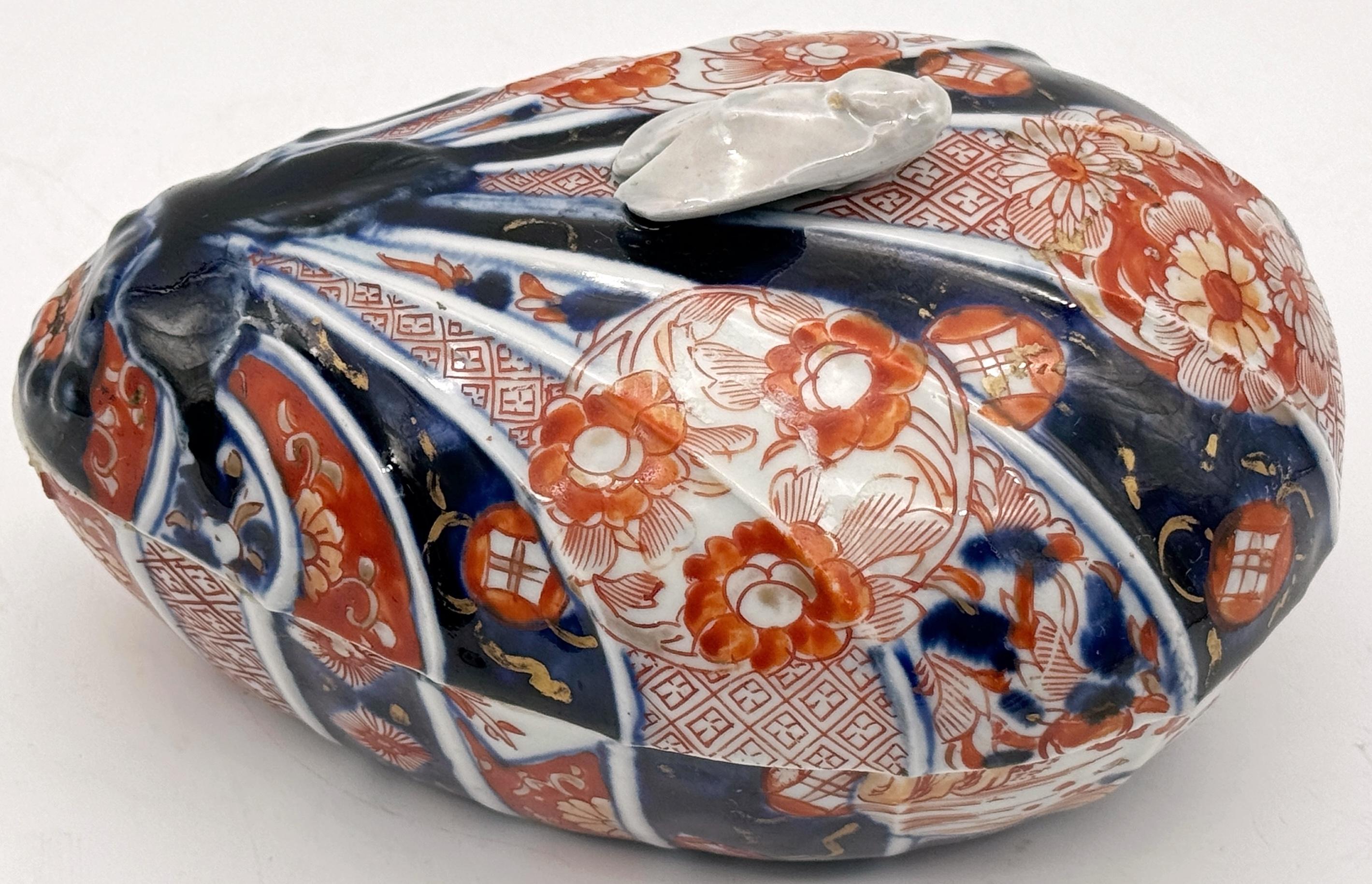 Caja en forma de calabaza Imari del Periodo Meiji con asa de polilla, de Fukagawa 
Japón, hacia 1900
Porcelana Fukagawa, fundada en 1894

Rara y exquisita caja en forma de calabaza Imari del periodo Meiji con asa de polilla, fabricada por la