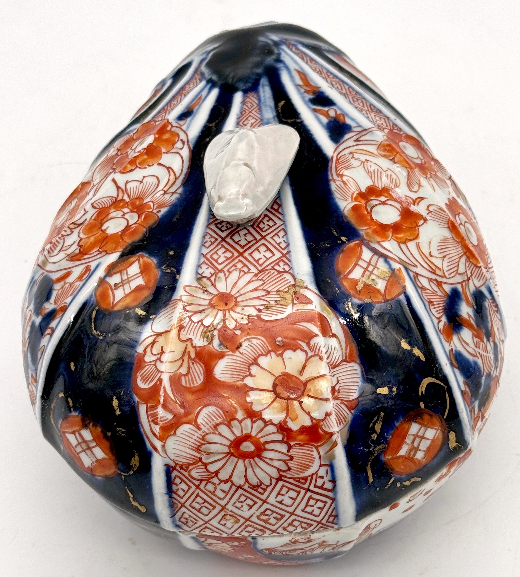 Caja en forma de calabaza Imari del Periodo Meiji con asa de polilla, de Fukagawa en Bueno estado para la venta en West Palm Beach, FL