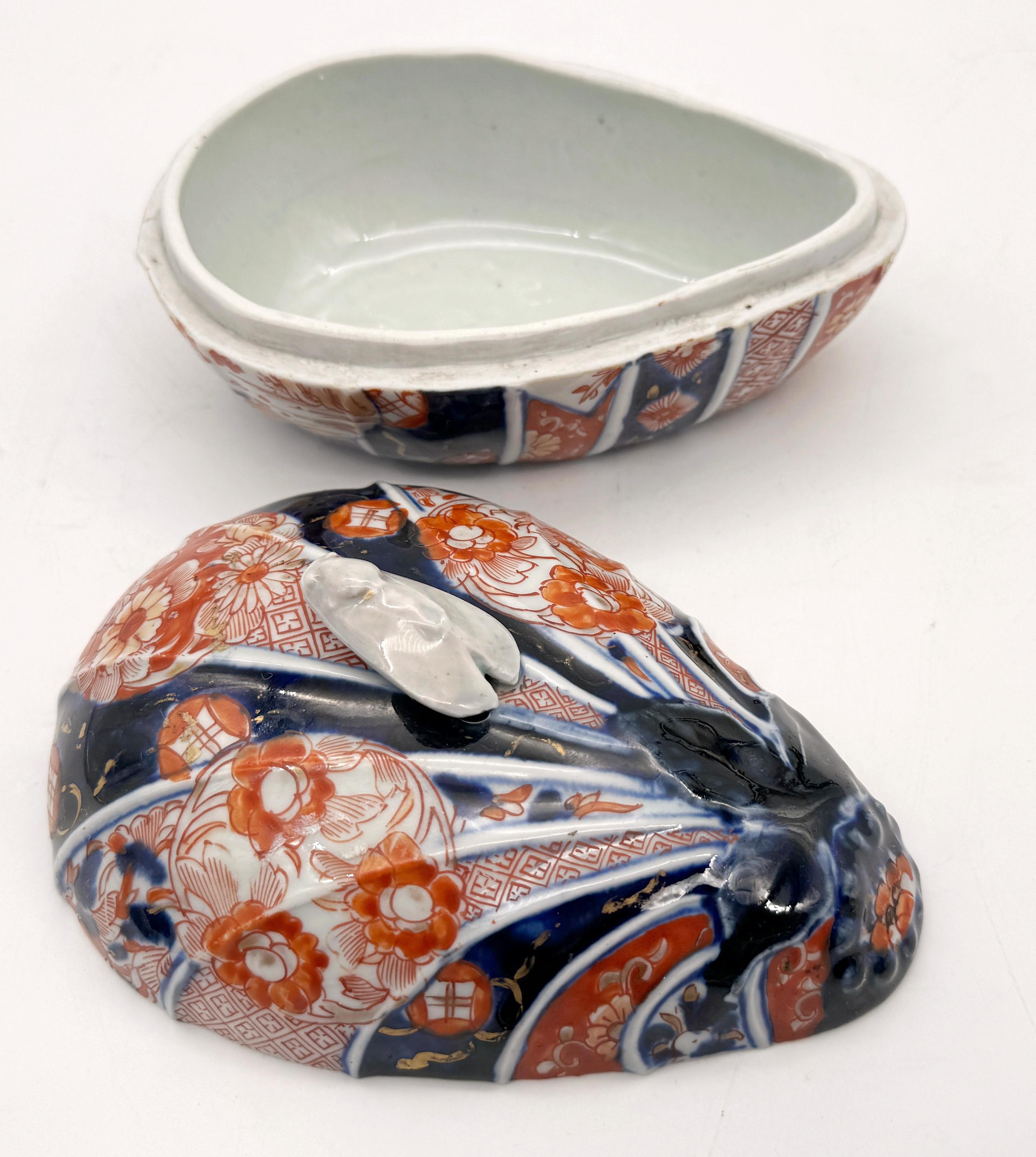 Caja en forma de calabaza Imari del Periodo Meiji con asa de polilla, de Fukagawa siglo XX en venta