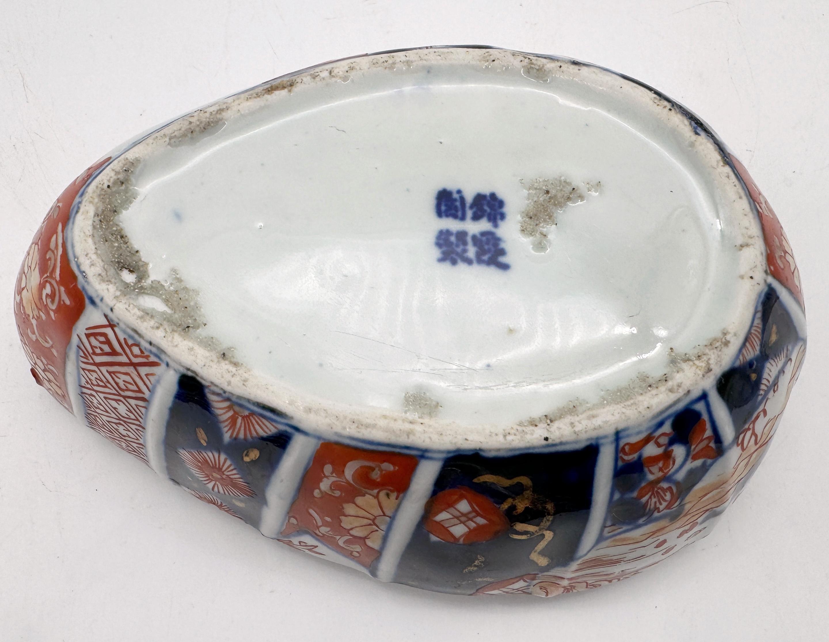 Caja en forma de calabaza Imari del Periodo Meiji con asa de polilla, de Fukagawa Porcelana en venta
