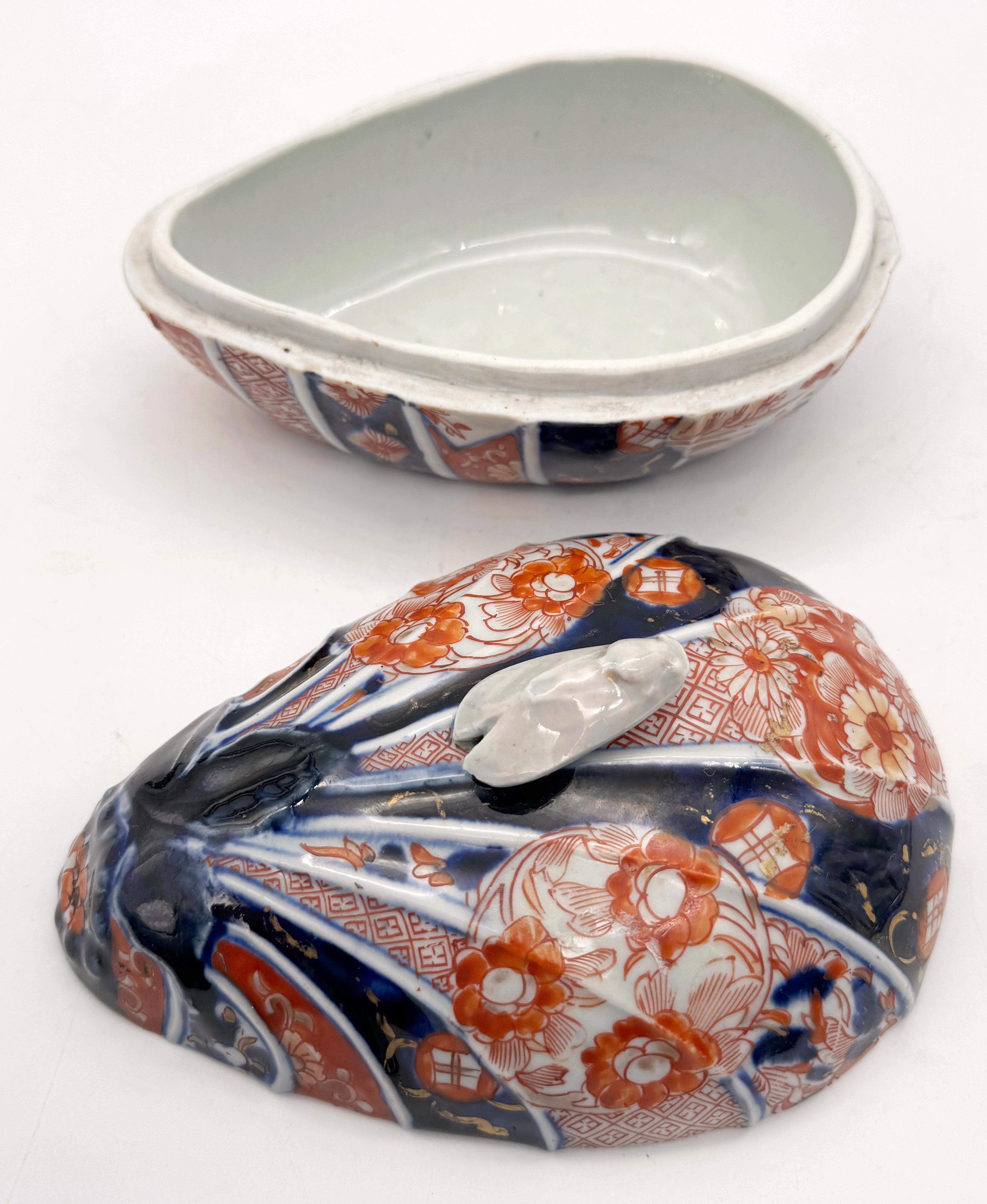 Caja en forma de calabaza Imari del Periodo Meiji con asa de polilla, de Fukagawa en venta 1