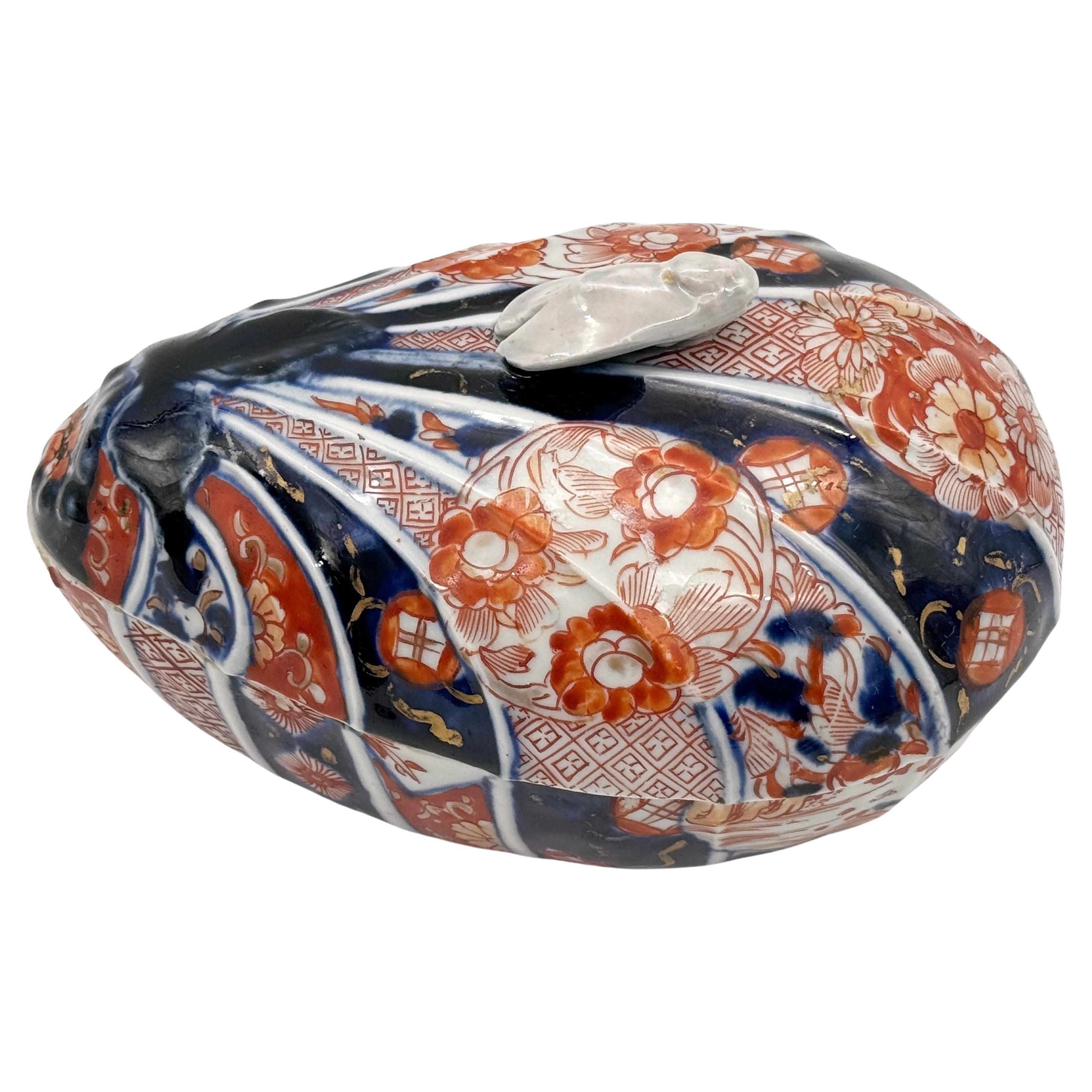 Caja en forma de calabaza Imari del Periodo Meiji con asa de polilla, de Fukagawa en venta
