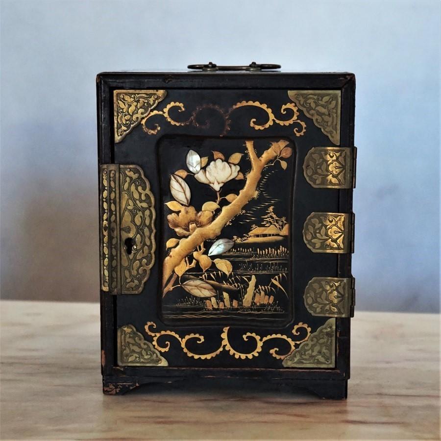 Japanese Meiji period ivory and mother-of-pearl inlaid black lacquered wood box, circa 1870-1880. The decoration of this box refers to the Shibayama inlay technique in which small cut pieces of ivory and mother-of-pearl are inlaid onto the wooden