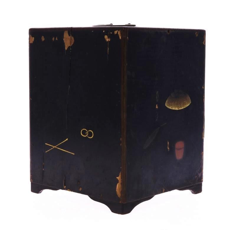 Meiji Period Ivory and Mother-of-Pearl Inlaid lacquer box, Japan 19th Century 2