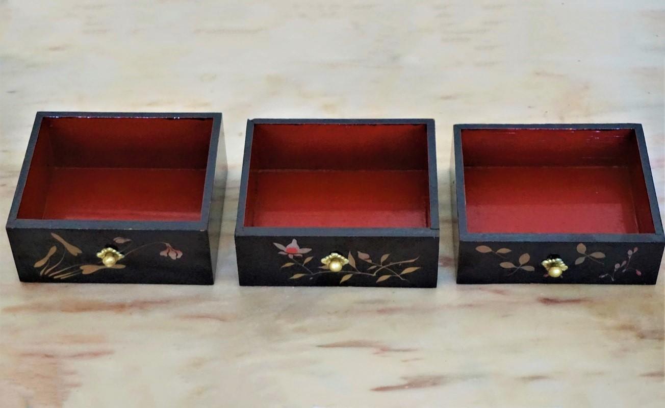 Meiji Period Ivory and Mother-of-Pearl Inlaid lacquer box, Japan 19th Century 5