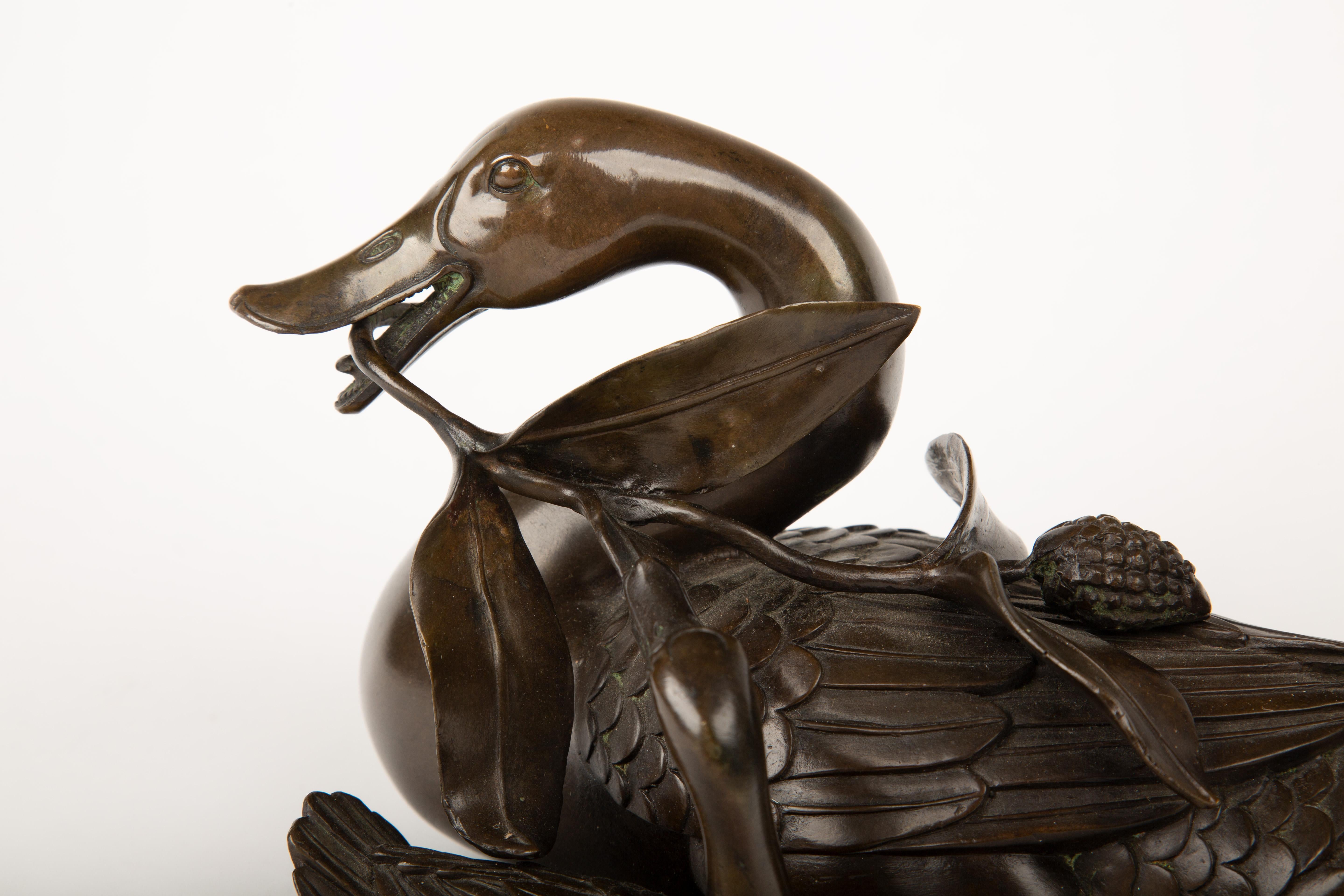 Japanische Bronze-Ente und Entlein mit Lotus-Zweig aus der Meiji-Zeit (1868-1912) (Meiji-Periode) im Angebot
