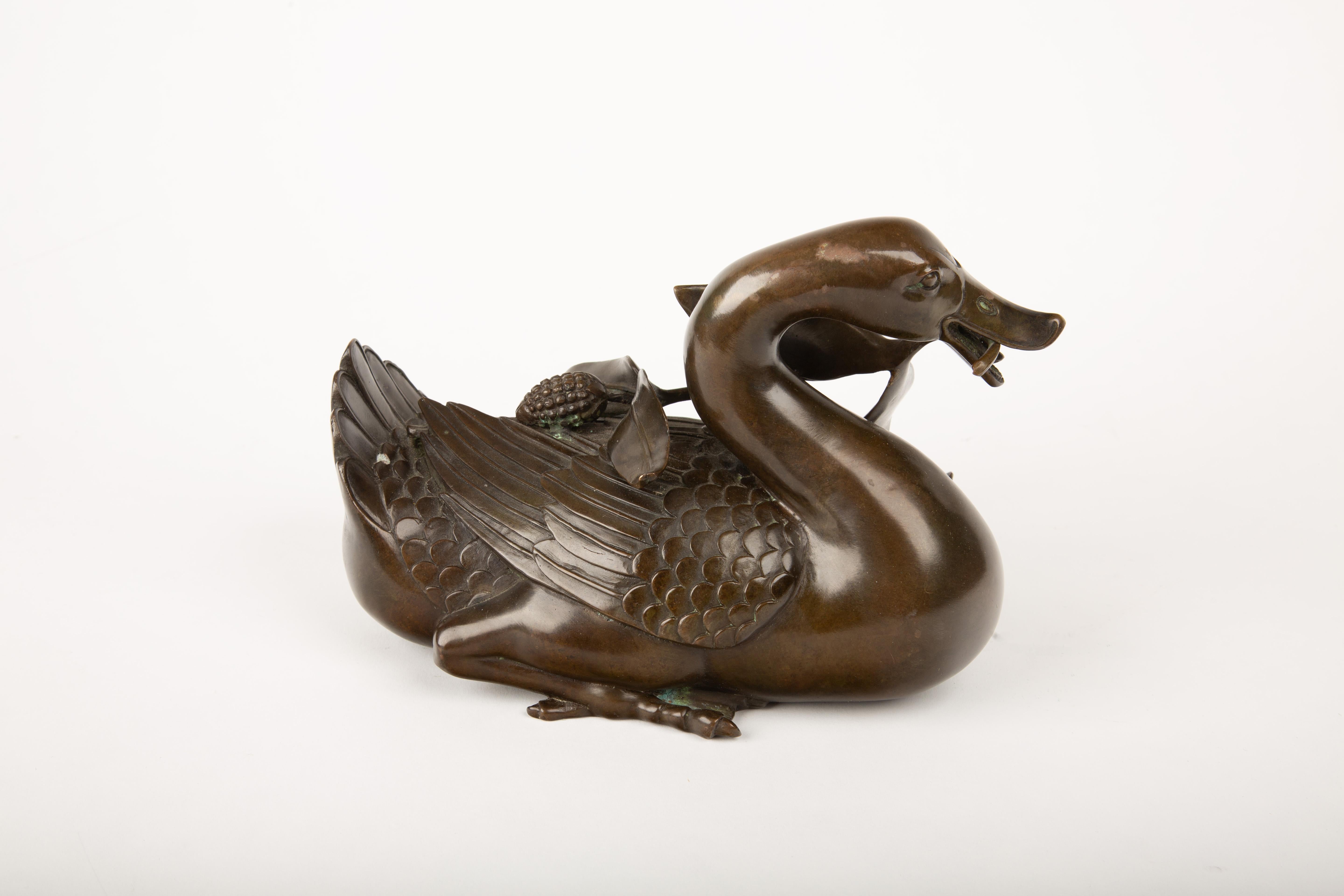 Japanische Bronze-Ente und Entlein mit Lotus-Zweig aus der Meiji-Zeit (1868-1912) im Zustand „Hervorragend“ im Angebot in New York, NY