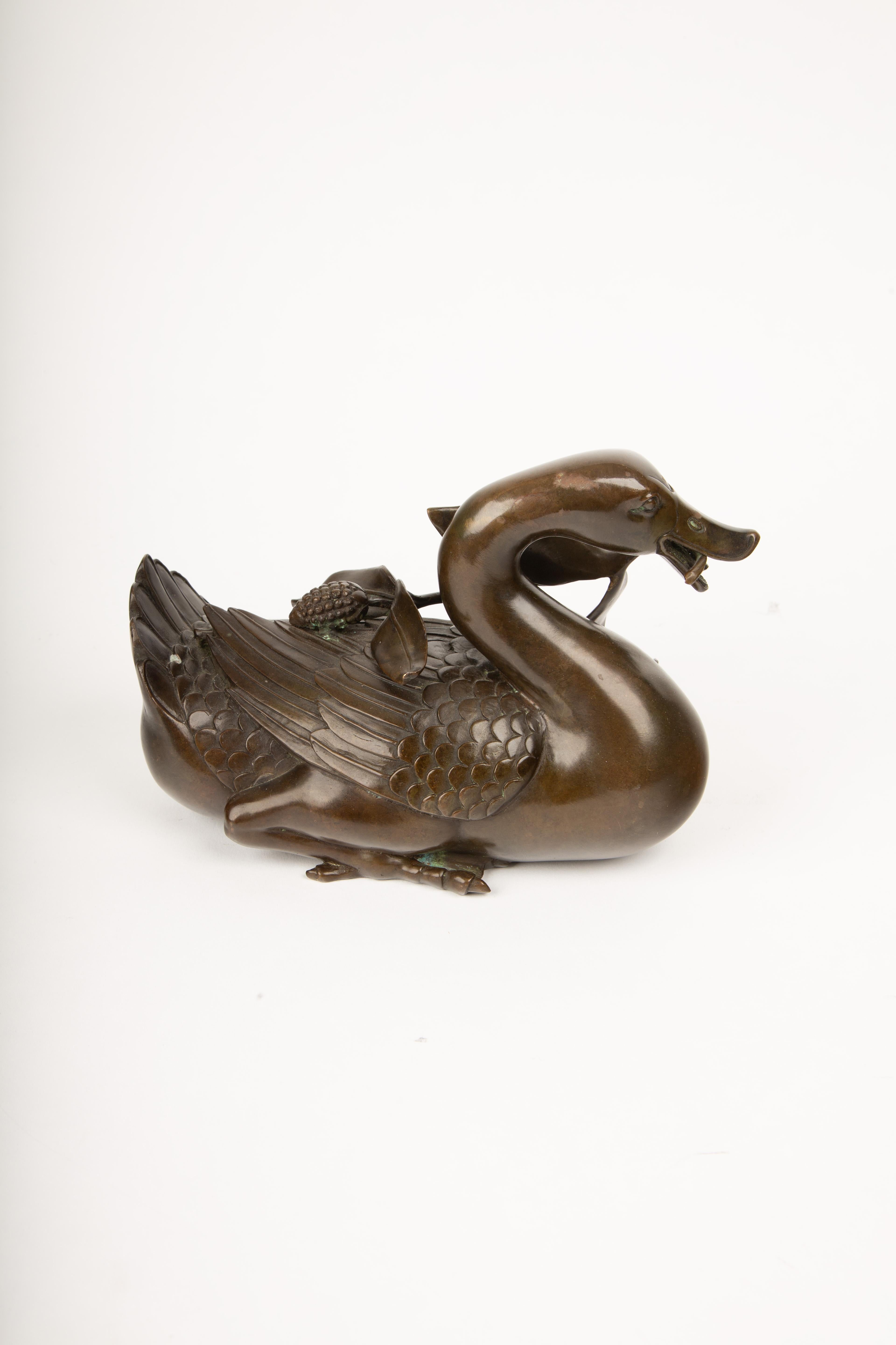 Japanische Bronze-Ente und Entlein mit Lotus-Zweig aus der Meiji-Zeit (1868-1912) (20. Jahrhundert) im Angebot