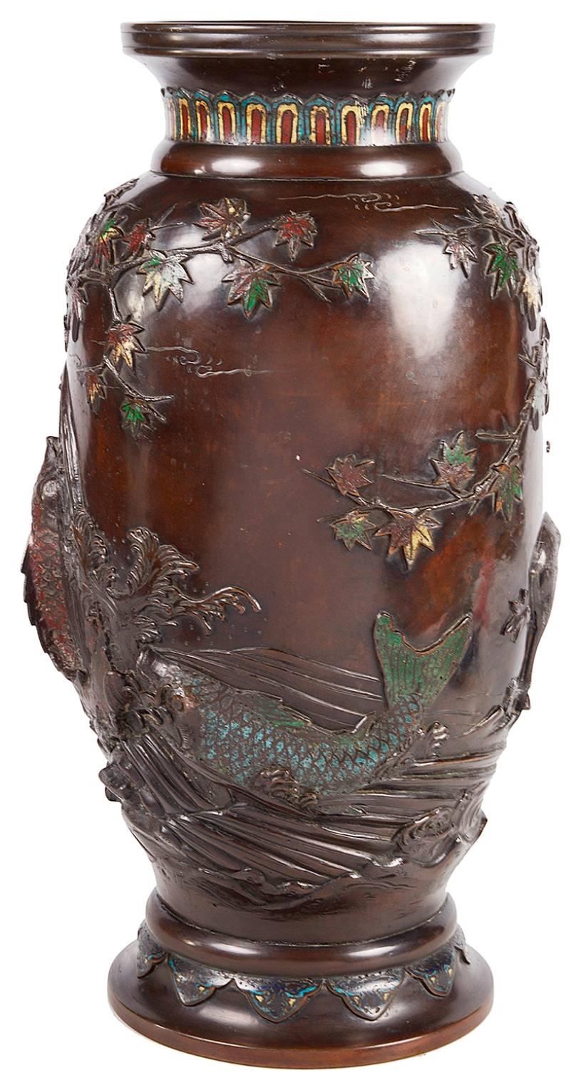 Eine sehr beeindruckende japanische Vase aus Bronze und Cloisonne-Emaille mit erhabenem Dekor, das einen Karpfen im Fluss mit einem Hirsch unter einem Baum zeigt.