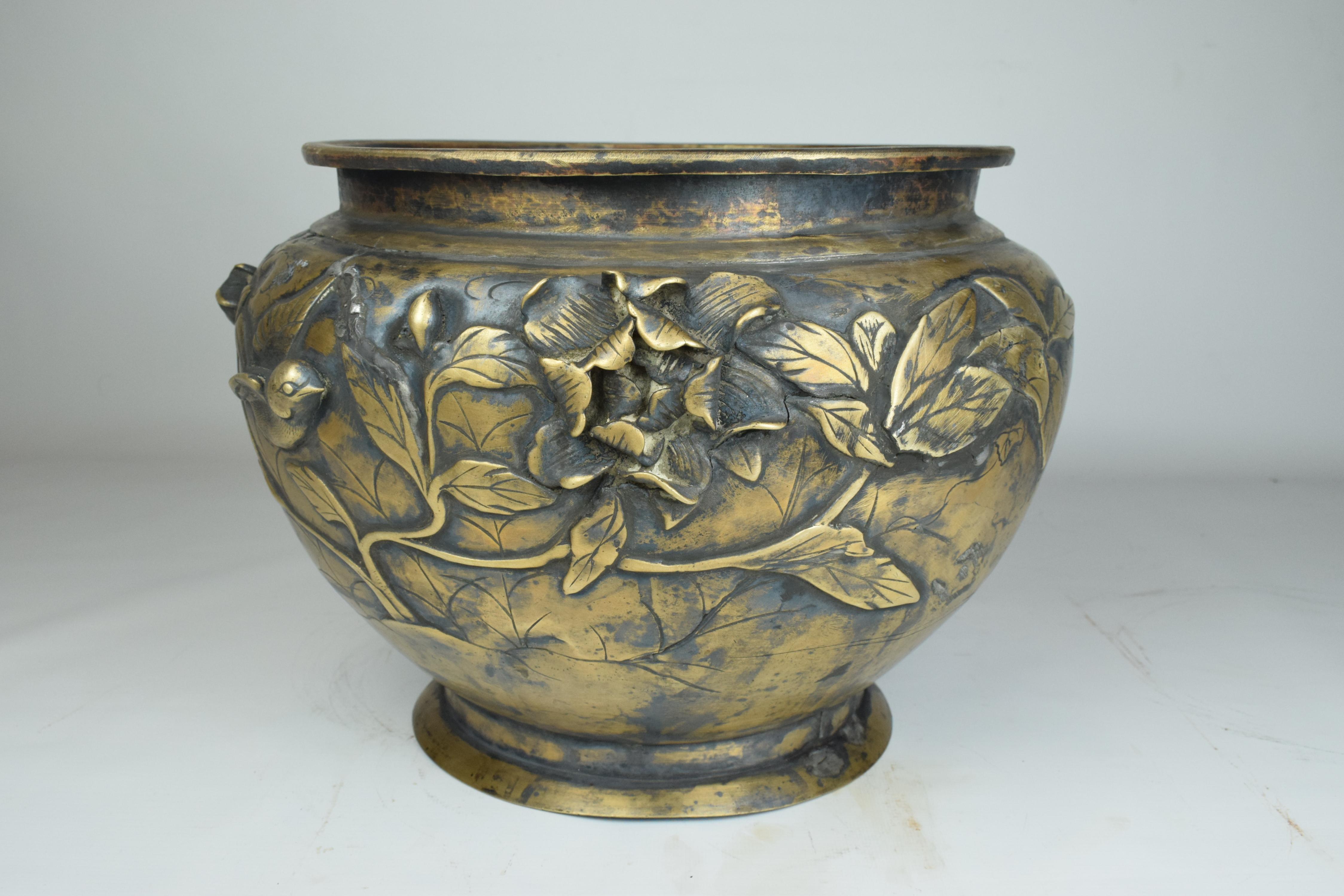 Jardinière giapponese in bronzo del periodo Meiji con uccelli e fiori ad alto rilievo
Origine: Giappone, epoca Meiji (1868-1912)
Materiale: Bronzo fuso con accenti dorati originali
Dimensioni: Altezza 10 cm. × Diametro 13 pollici.

Descrizione:
Un