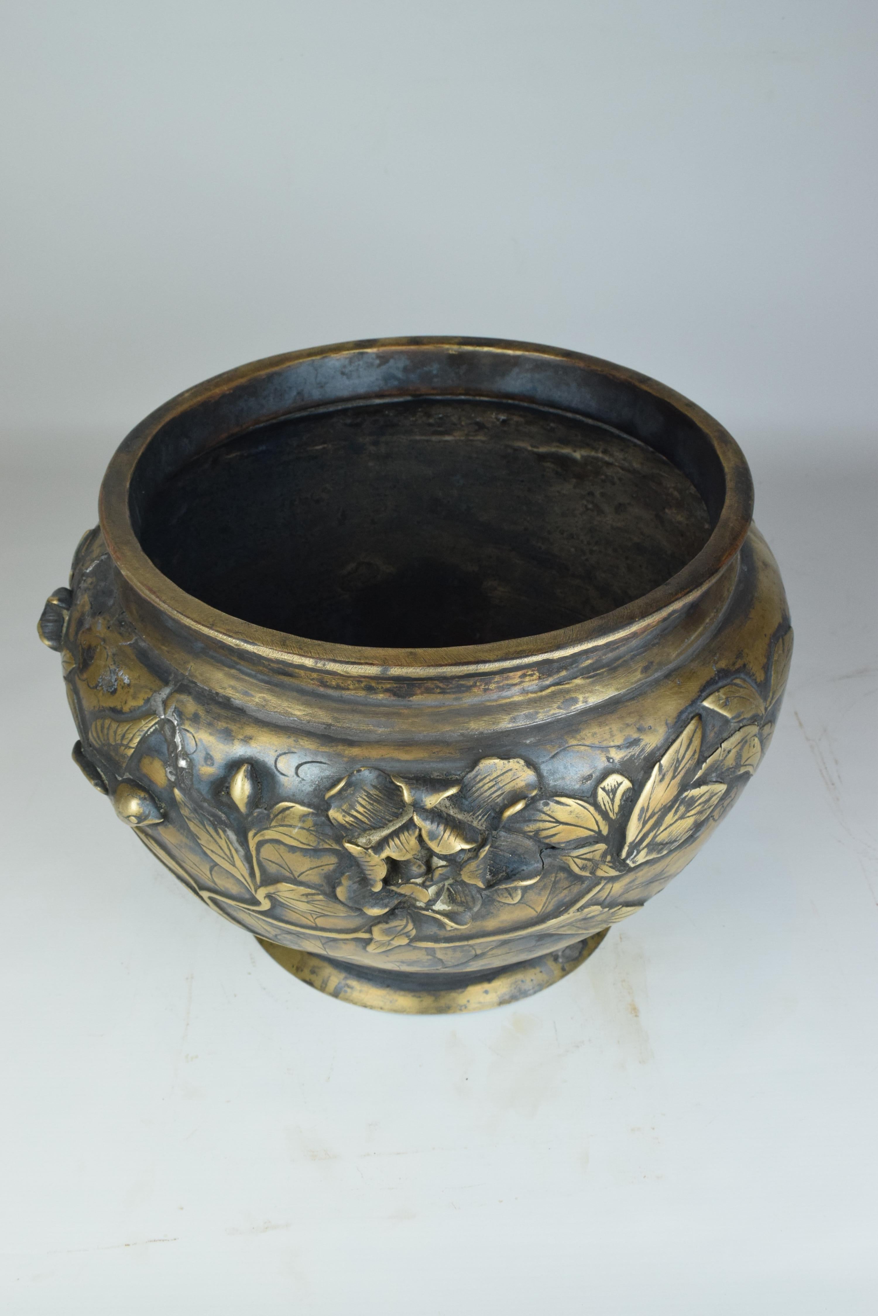 Giapponese Jardinière giapponese in bronzo del periodo Meiji con uccelli e fiori ad alto rilievo in vendita