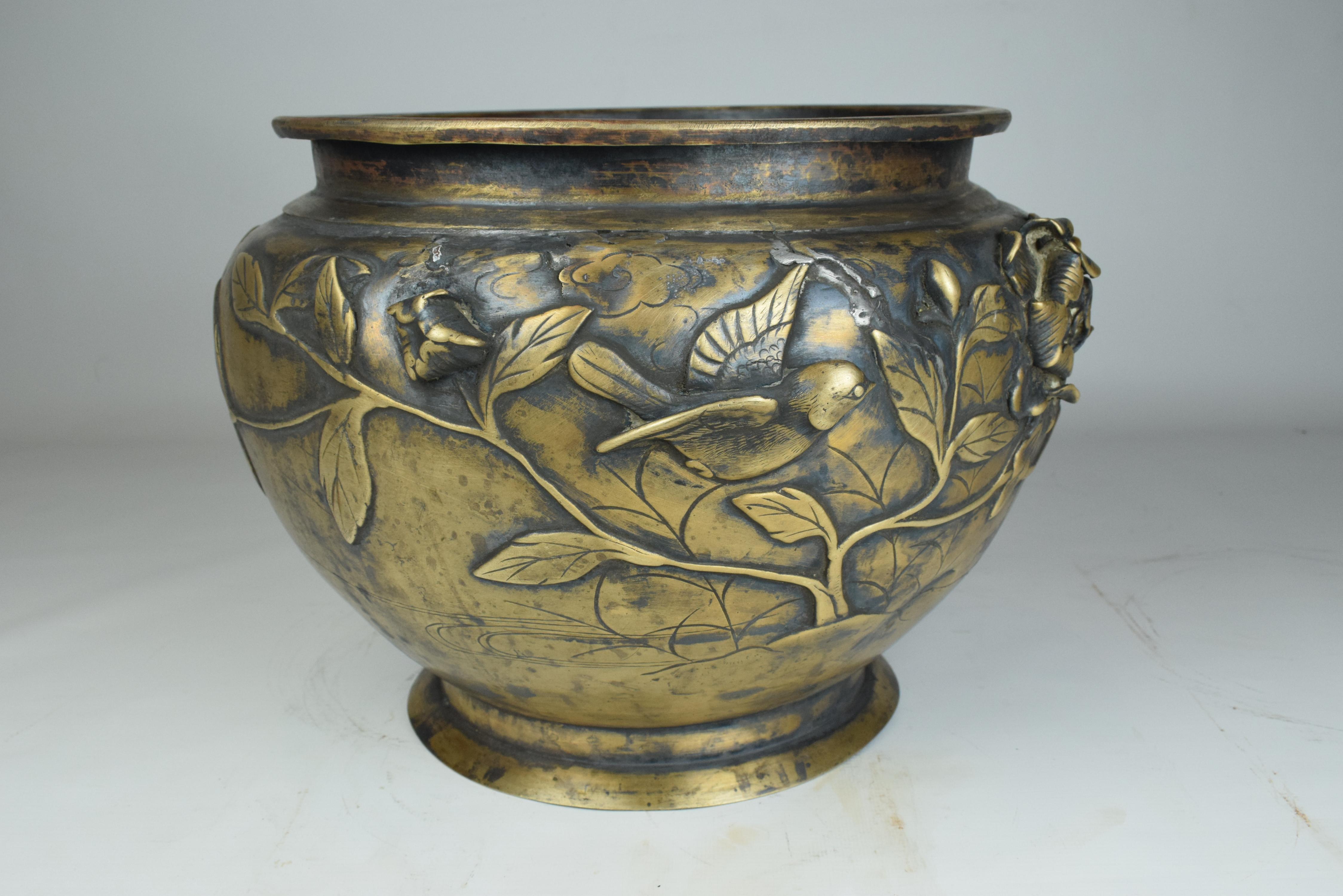 Calco Jardinière giapponese in bronzo del periodo Meiji con uccelli e fiori ad alto rilievo in vendita