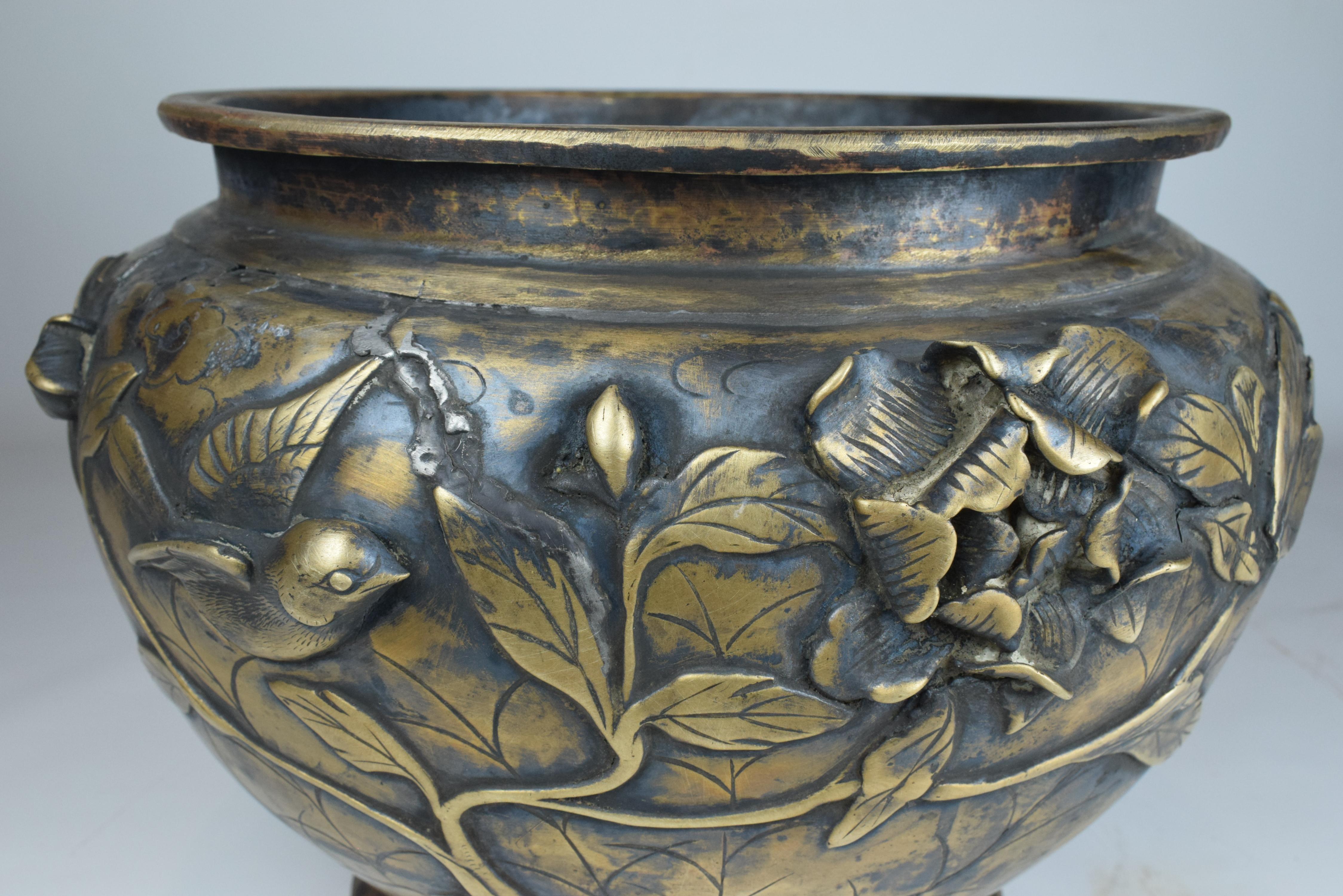 Jardinière giapponese in bronzo del periodo Meiji con uccelli e fiori ad alto rilievo In condizioni buone in vendita a Islamabad, PK