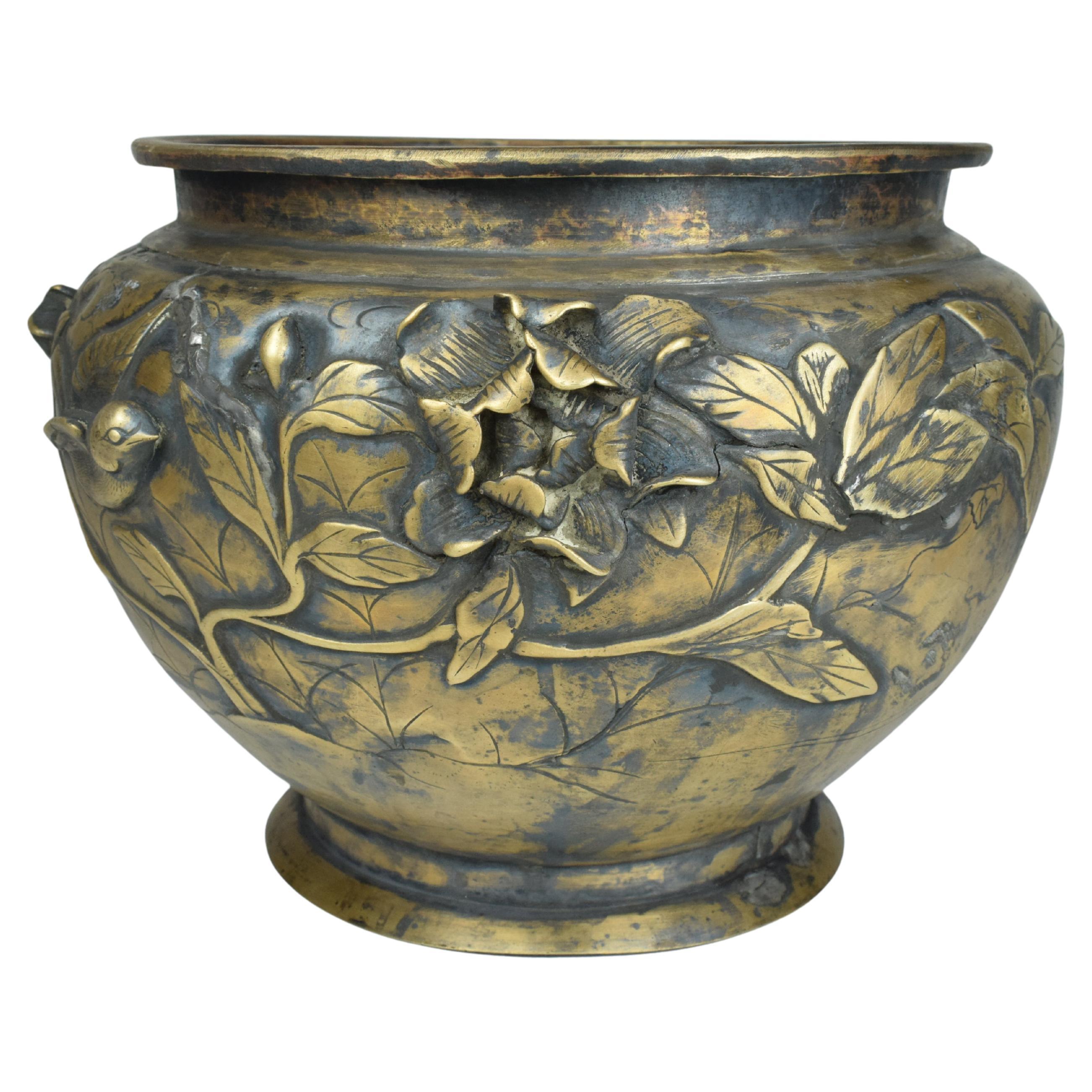 Jardinière japonaise en bronze de la période Meiji avec oiseaux et fleurs en haut-relief